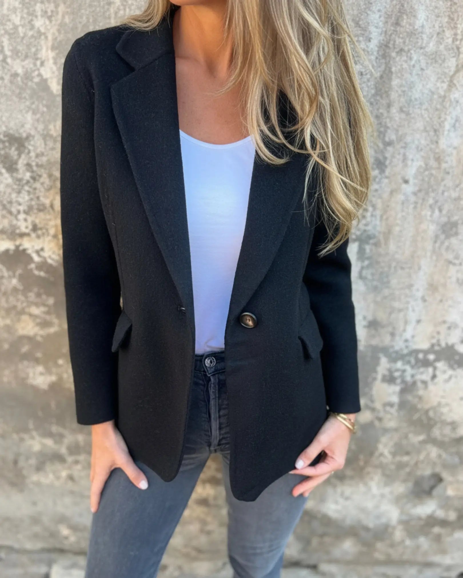 The Flattering Wool Blazer Beige | FormaLuxe