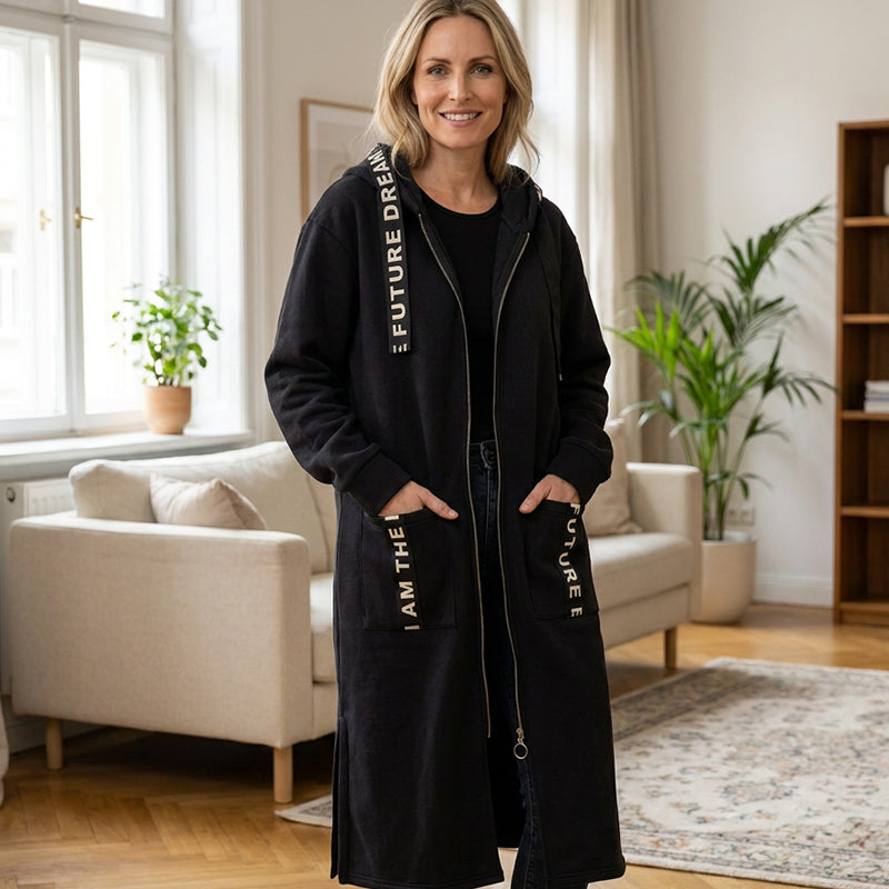Oversize Sweatmantel Damen in Schwarz – Ansicht im Alltag | FormaLuxe