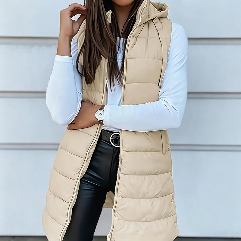 Lange Steppweste Damen mit Kapuze Mathilda in Beige – FormaLuxe