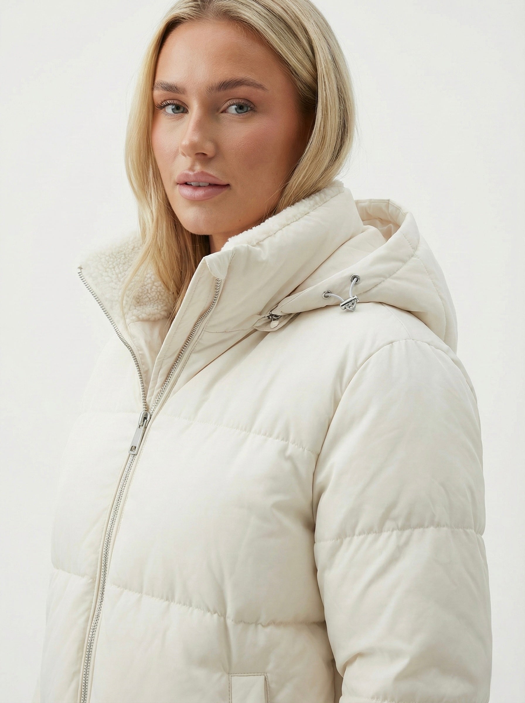 Joane | Doudoune courte à capuche avec doublure en peluche Blanc | FormaLuxe