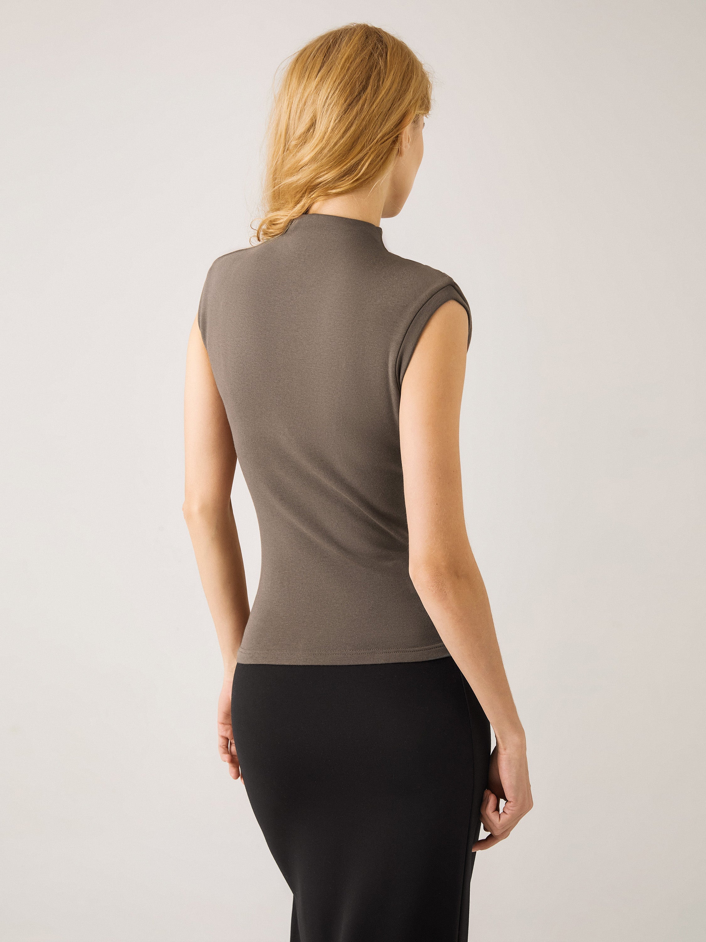 Haut à col montant Eco-Mousse®2.0 à fronces asymétriques Mocha – Femmes > Hauts > Débardeurs | FormaLuxe