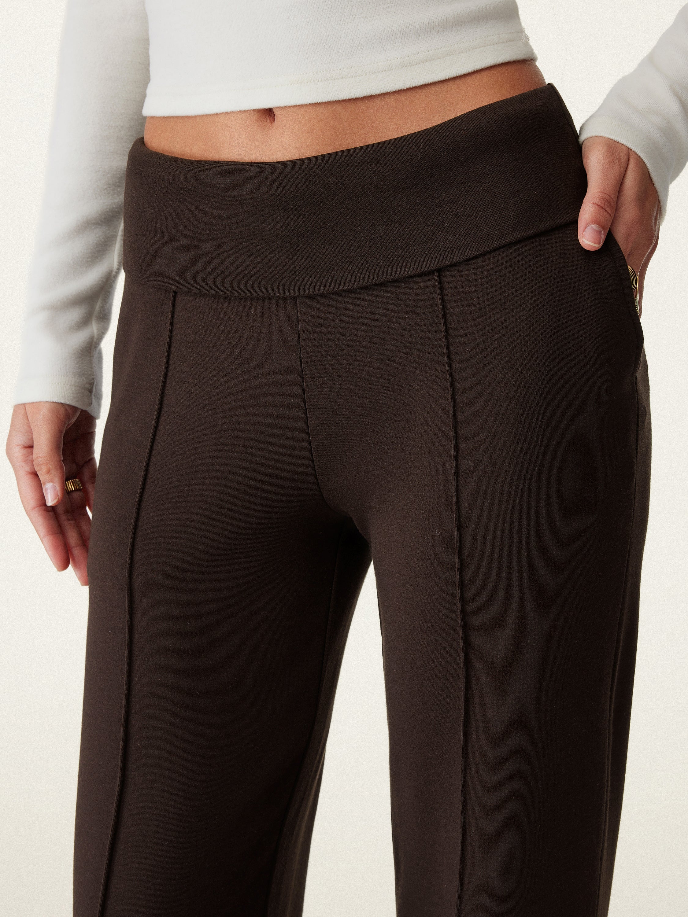 Tummy Warmer Pin-Tuck Pant Espresso Shut – Women > Bottoms > Pants | FormaLuxe
