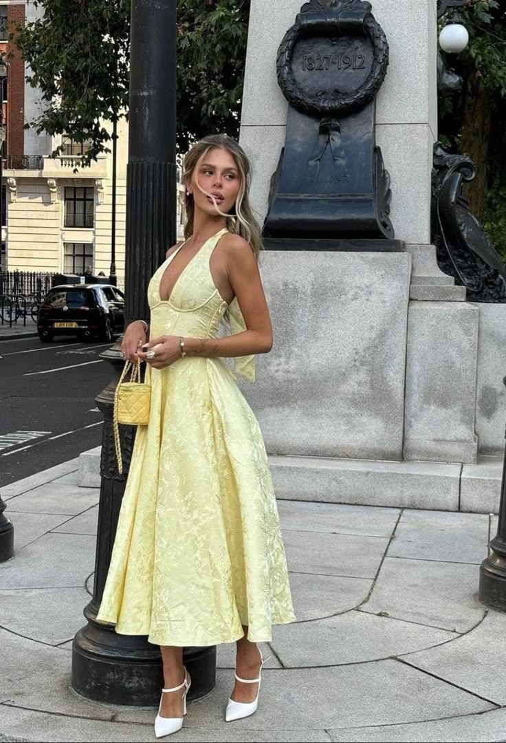 Esmeralda | Ärmelloses Midikleid mit Trägern Yellow | FormaLuxe