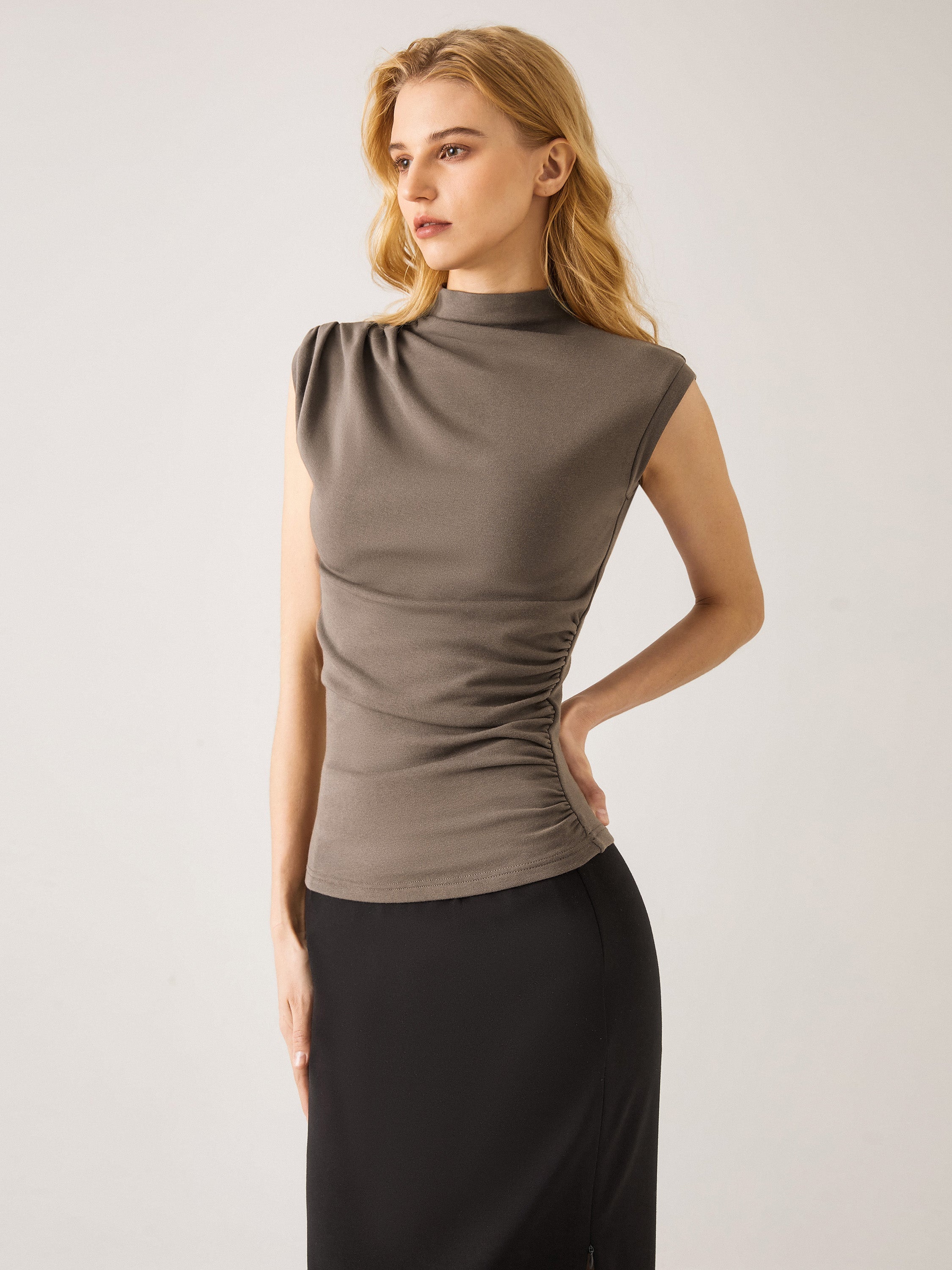 Haut à col montant Eco-Mousse®2.0 à fronces asymétriques Mocha – Femmes > Hauts > Débardeurs | FormaLuxe