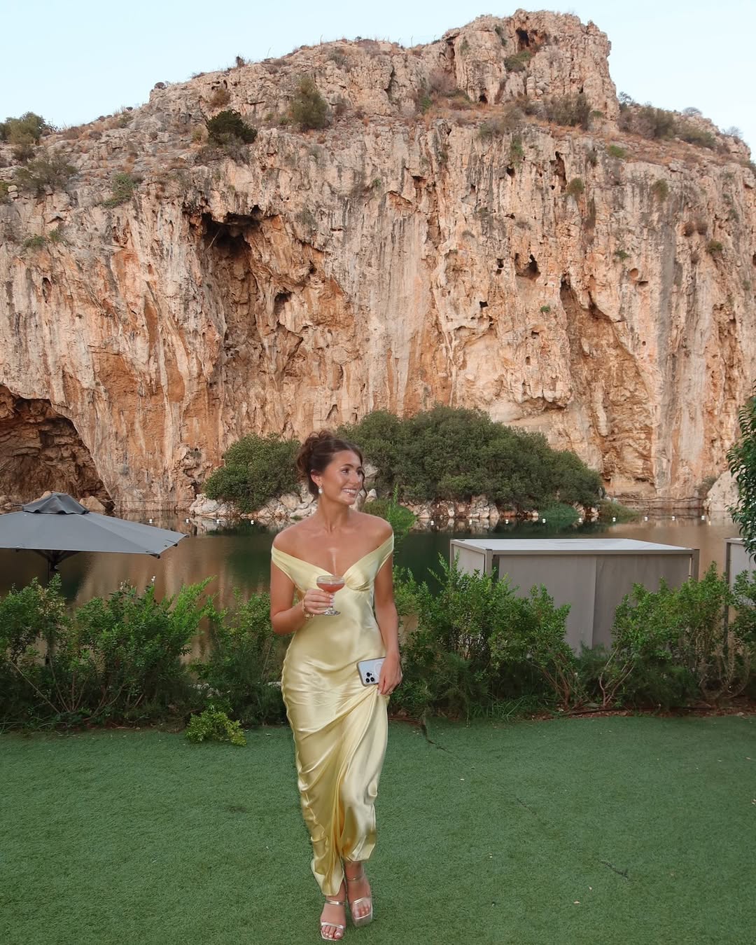 Emory | Satin-Maxikleid mit Rückenausschnitt Yellow | FormaLuxe