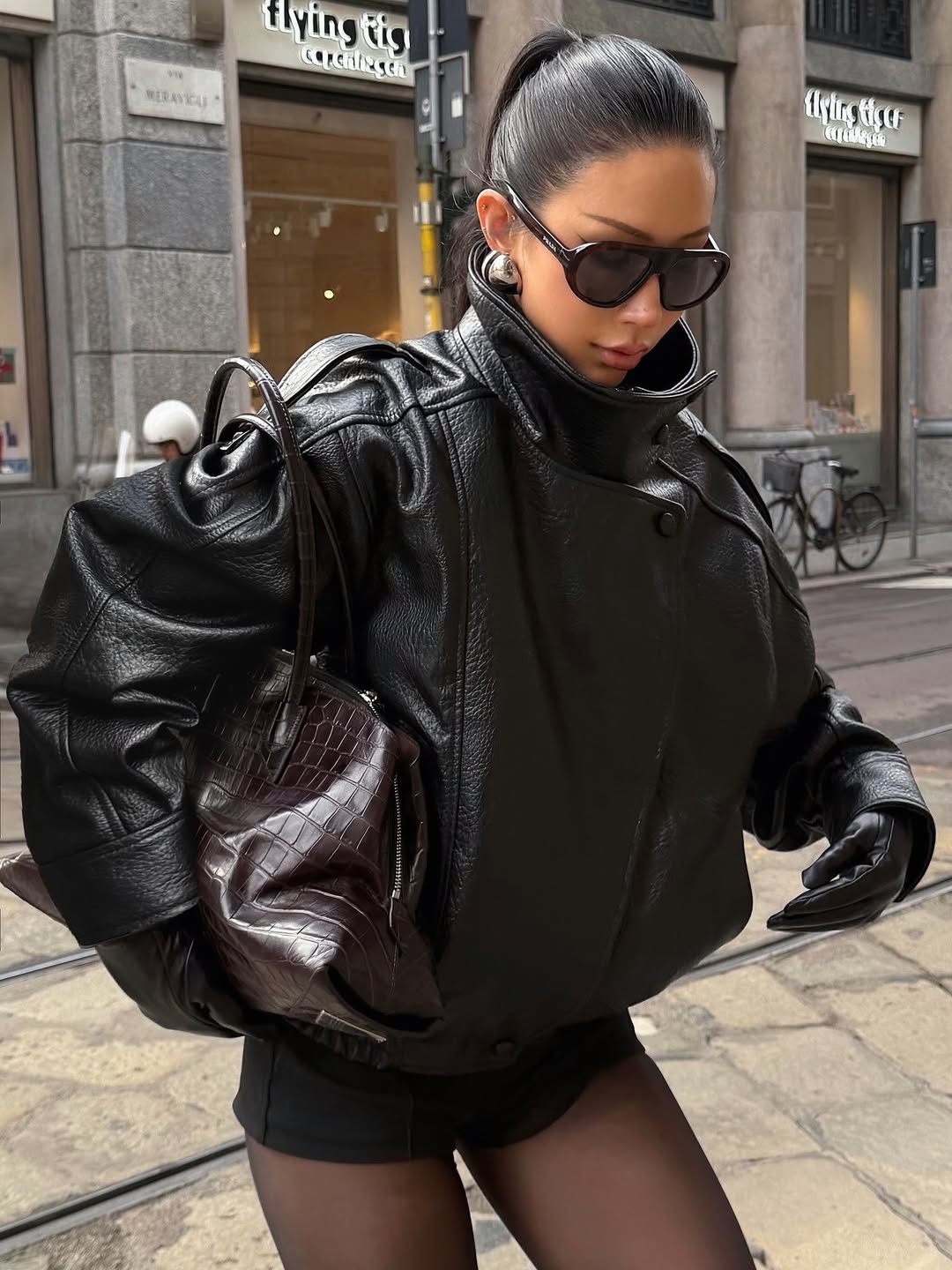 Felicia | Veste oversize à col montant en similicuir Noir | FormaLuxe