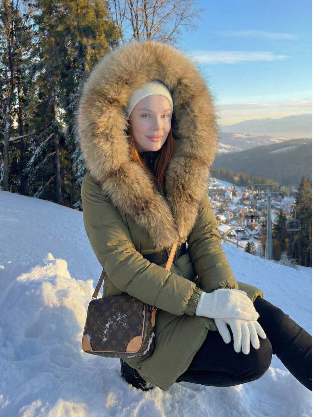 Jane | Doudoune longue ceinturée à capuche en fausse fourrure Blanc | FormaLuxe