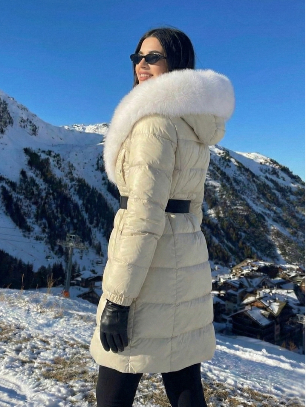 Jane | Doudoune longue ceinturée à capuche en fausse fourrure Blanc | FormaLuxe
