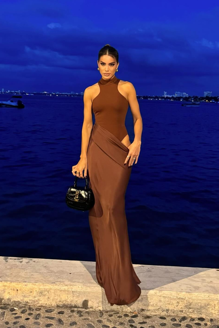 Faye | Asymmetrisches Maxikleid Kaffee | FormaLuxe
