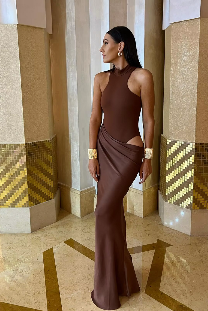 Faye | Asymmetrisches Maxikleid Kaffee | FormaLuxe