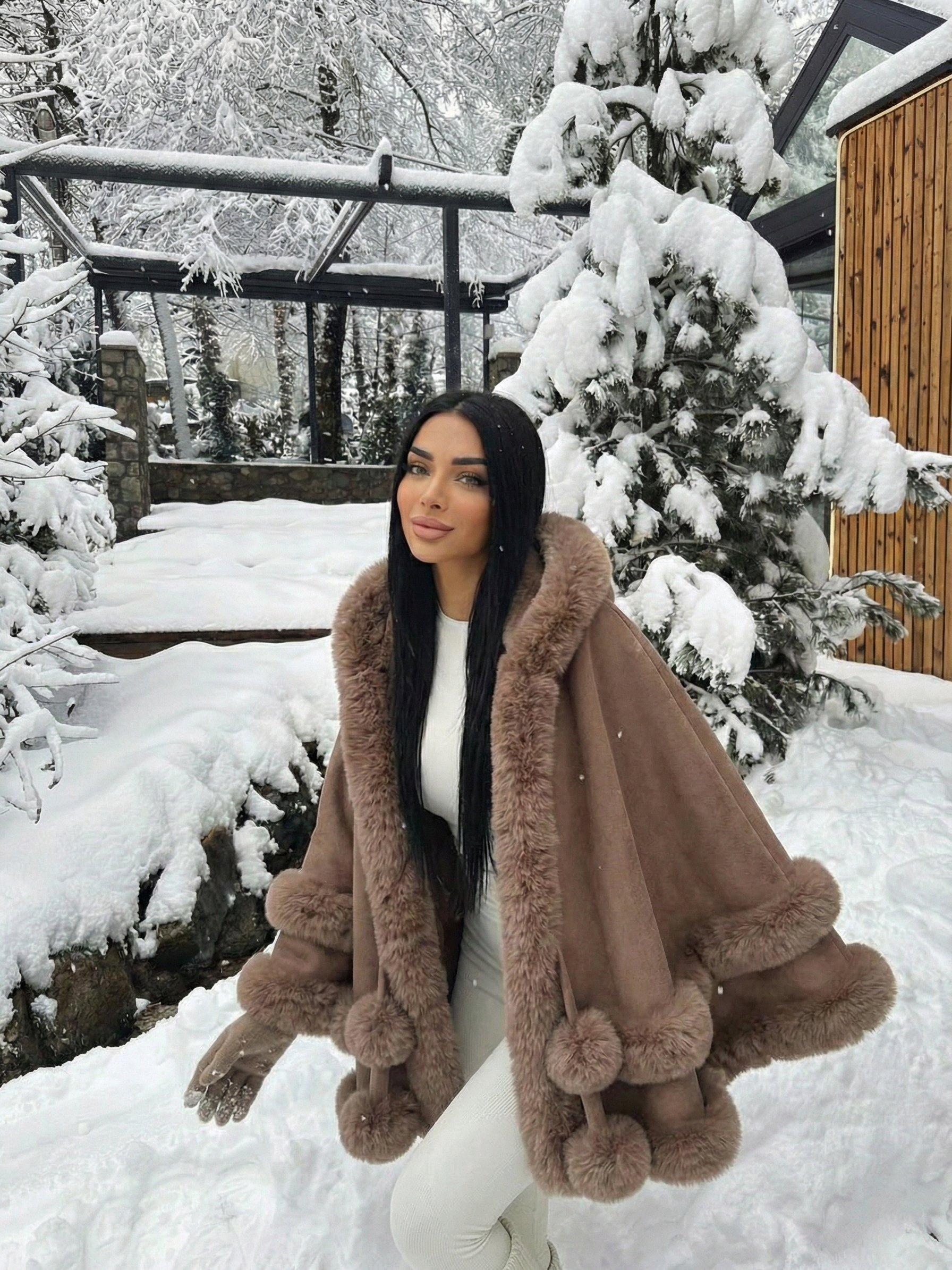 Norvège | Cape d'hiver bordée de fausse fourrure Brun | FormaLuxe