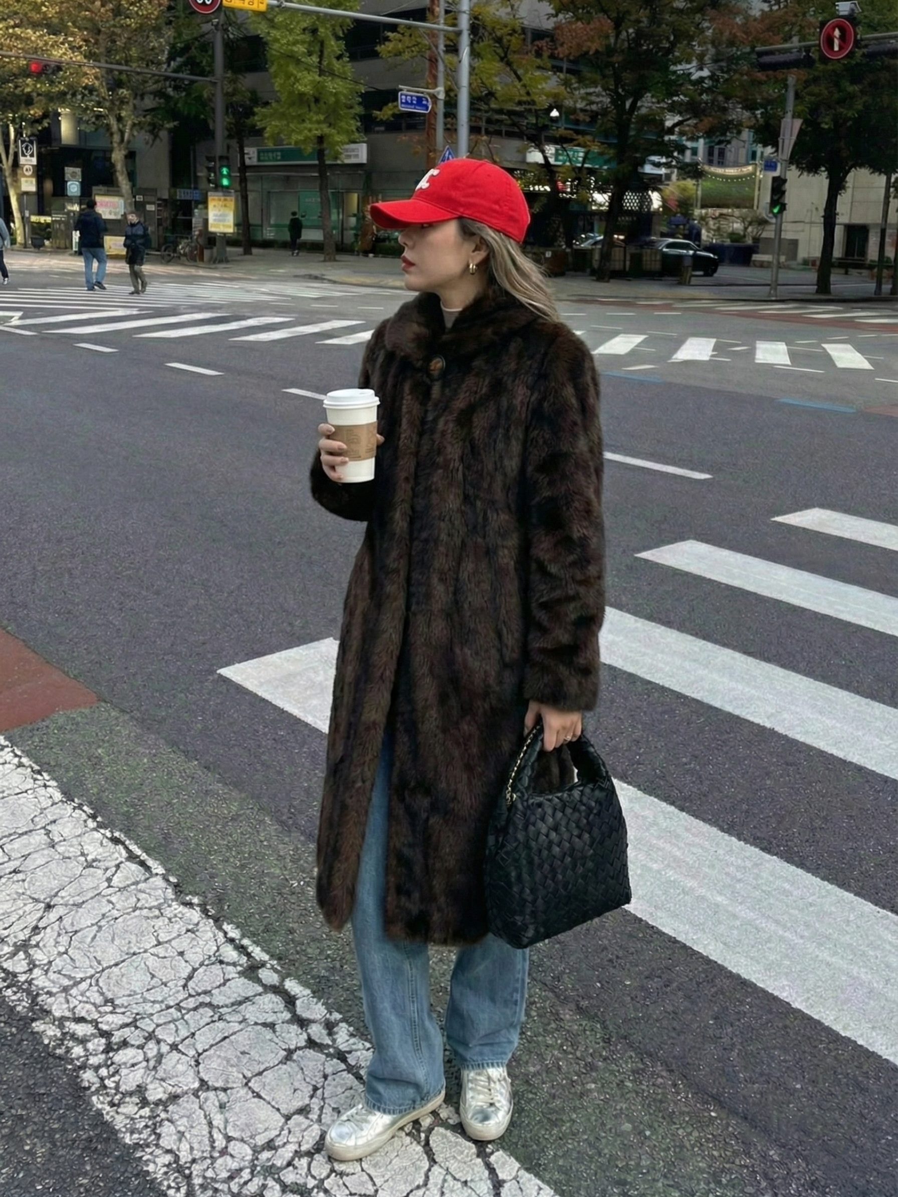 Scarlet | Manteau maxi en fausse fourrure Brun foncé | FormaLuxe