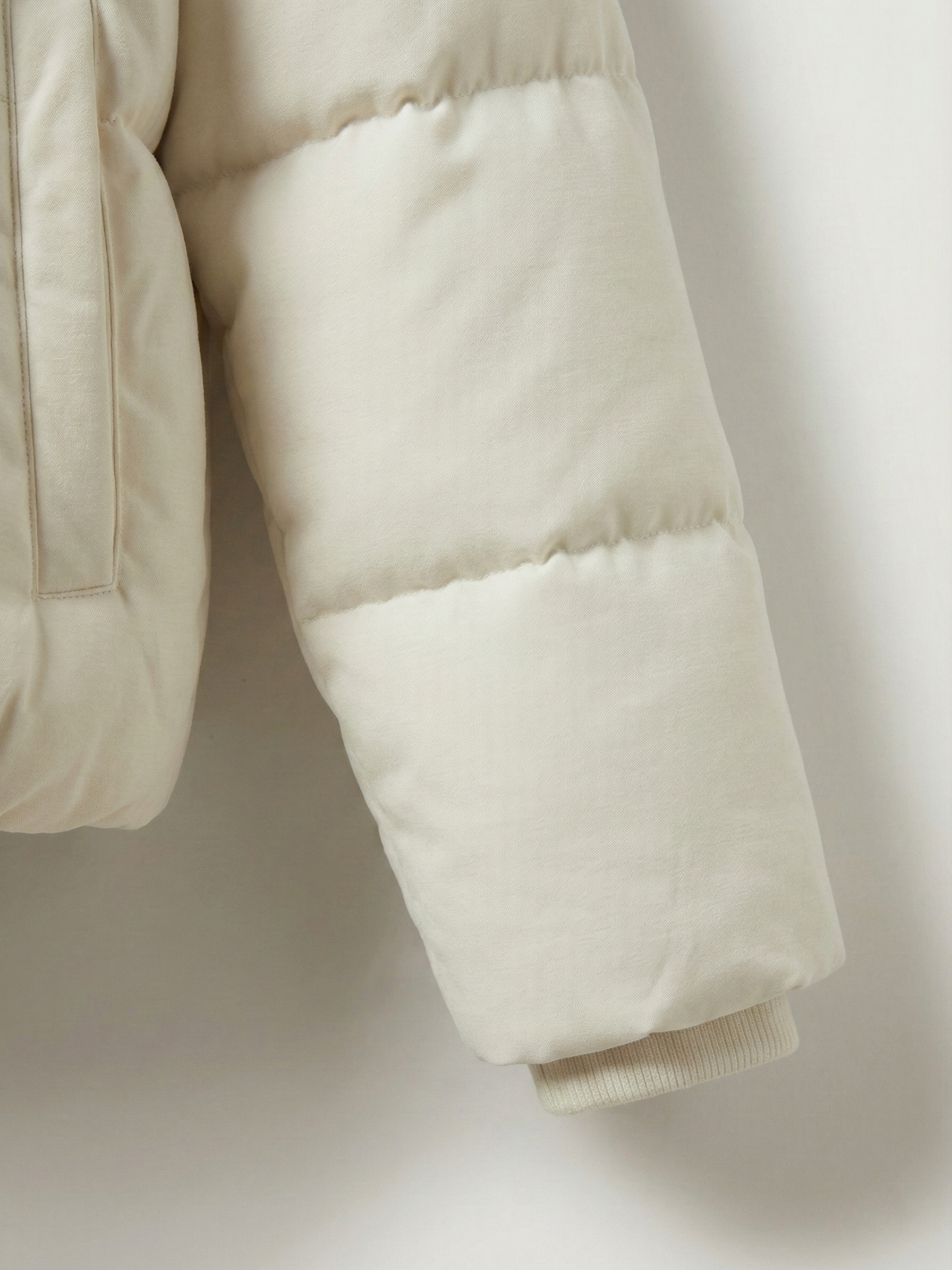 Joane | Doudoune courte à capuche avec doublure en peluche Blanc | FormaLuxe