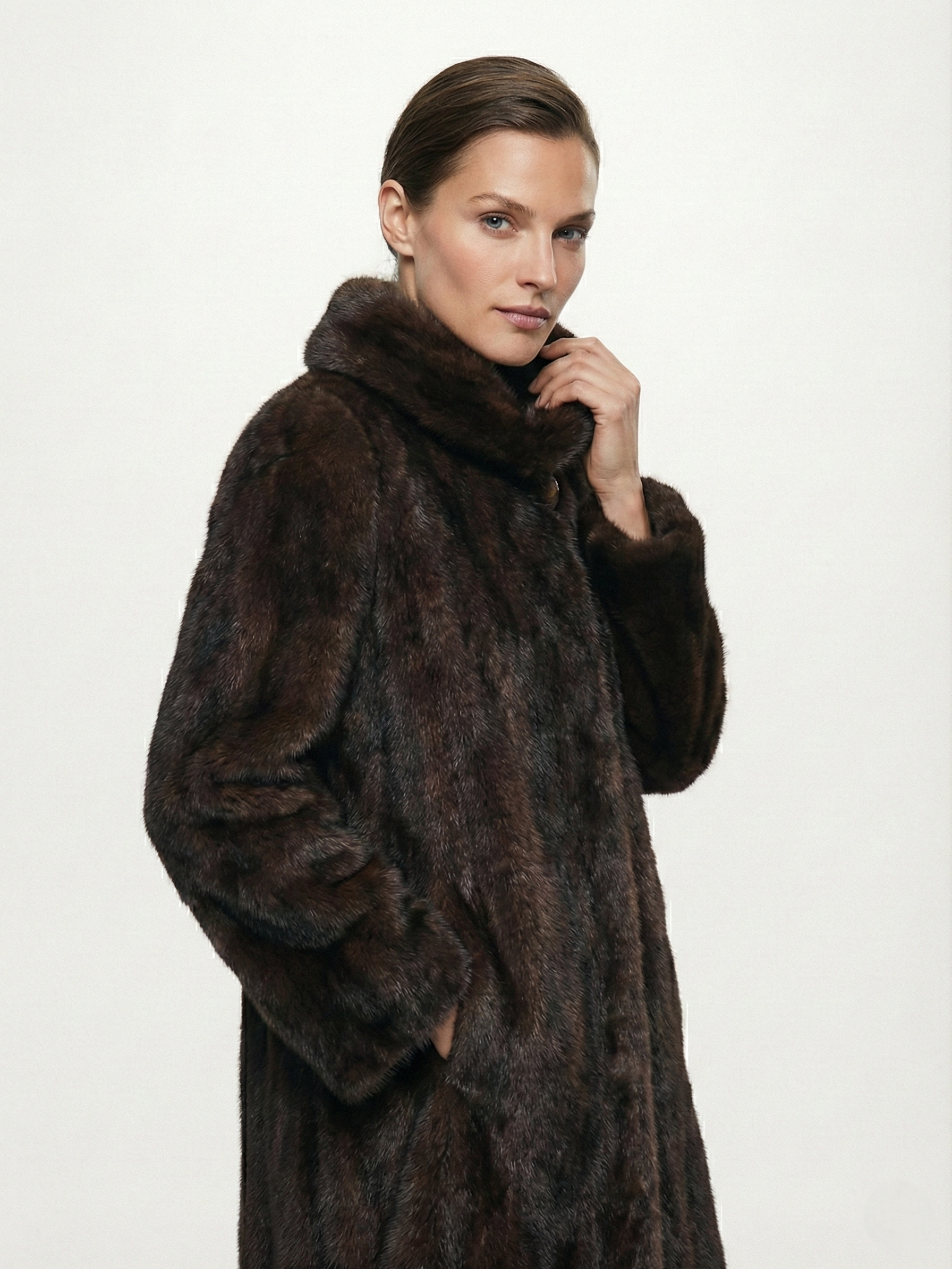 Scarlet | Manteau maxi en fausse fourrure Brun foncé | FormaLuxe