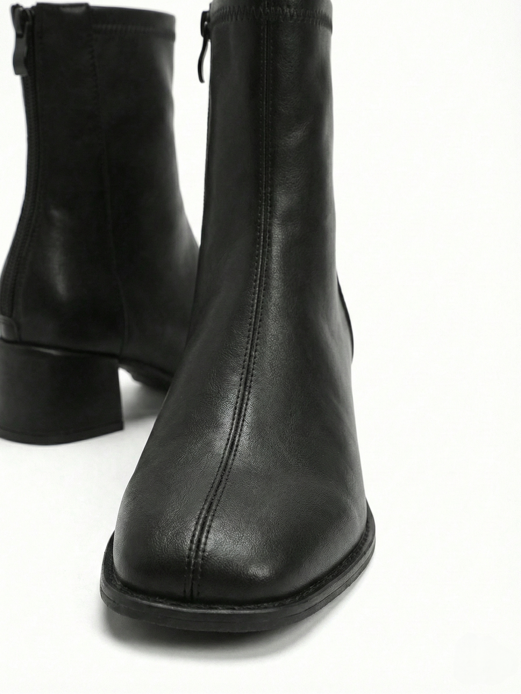 Chelsea | Bottines minimalistes à talon bloc Noir | FormaLuxe