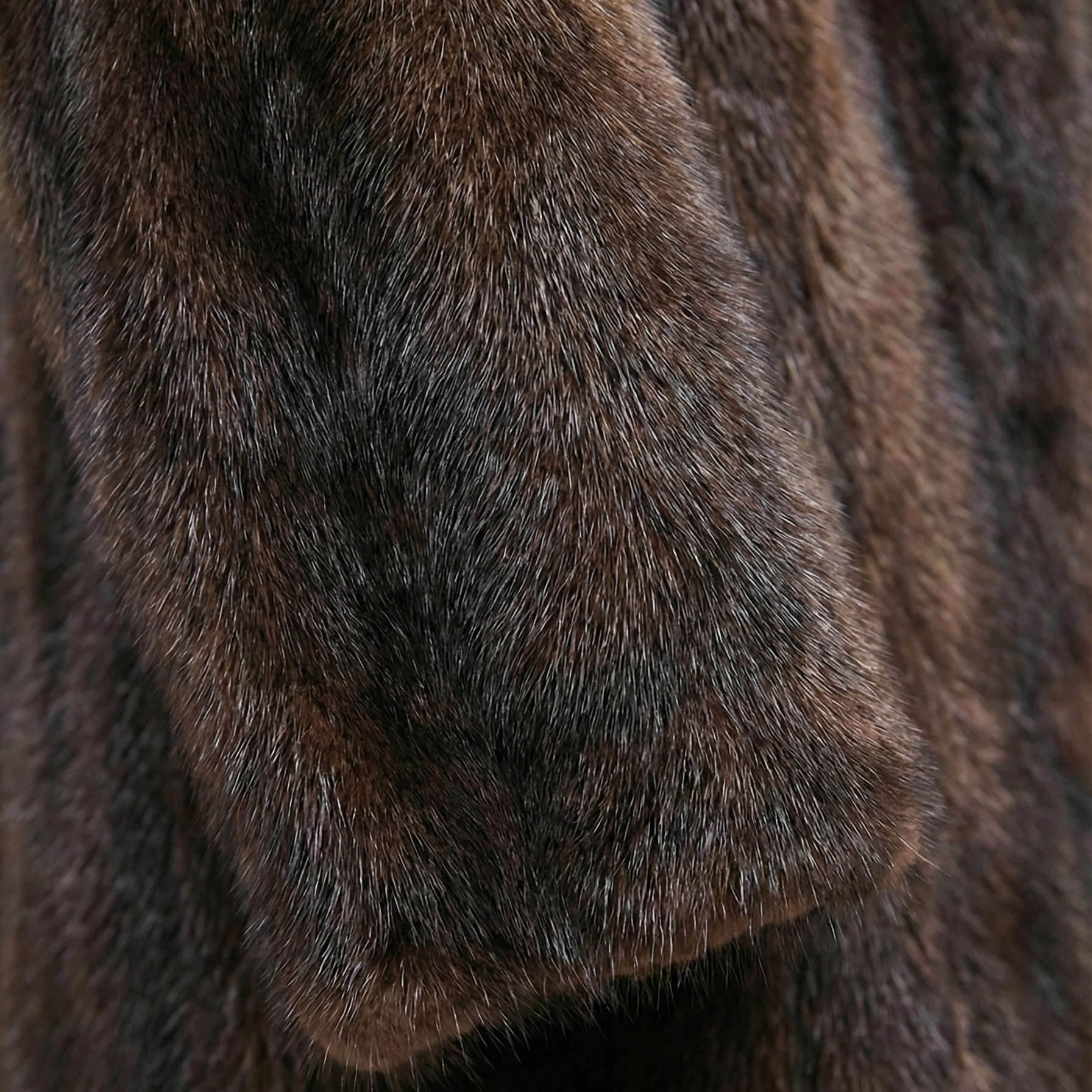 Scarlet | Manteau maxi en fausse fourrure Brun foncé | FormaLuxe