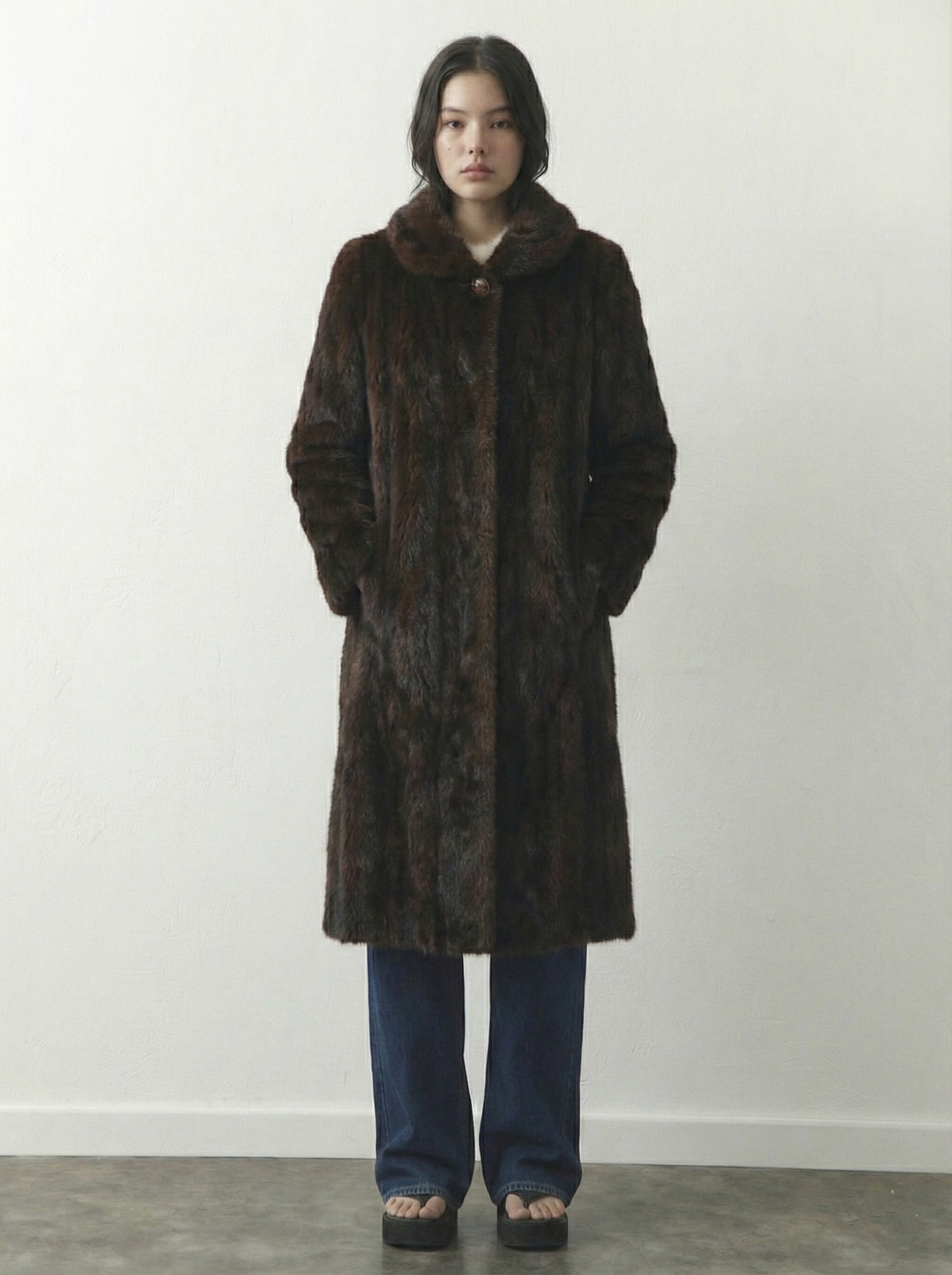 Scarlet | Manteau maxi en fausse fourrure Brun foncé | FormaLuxe