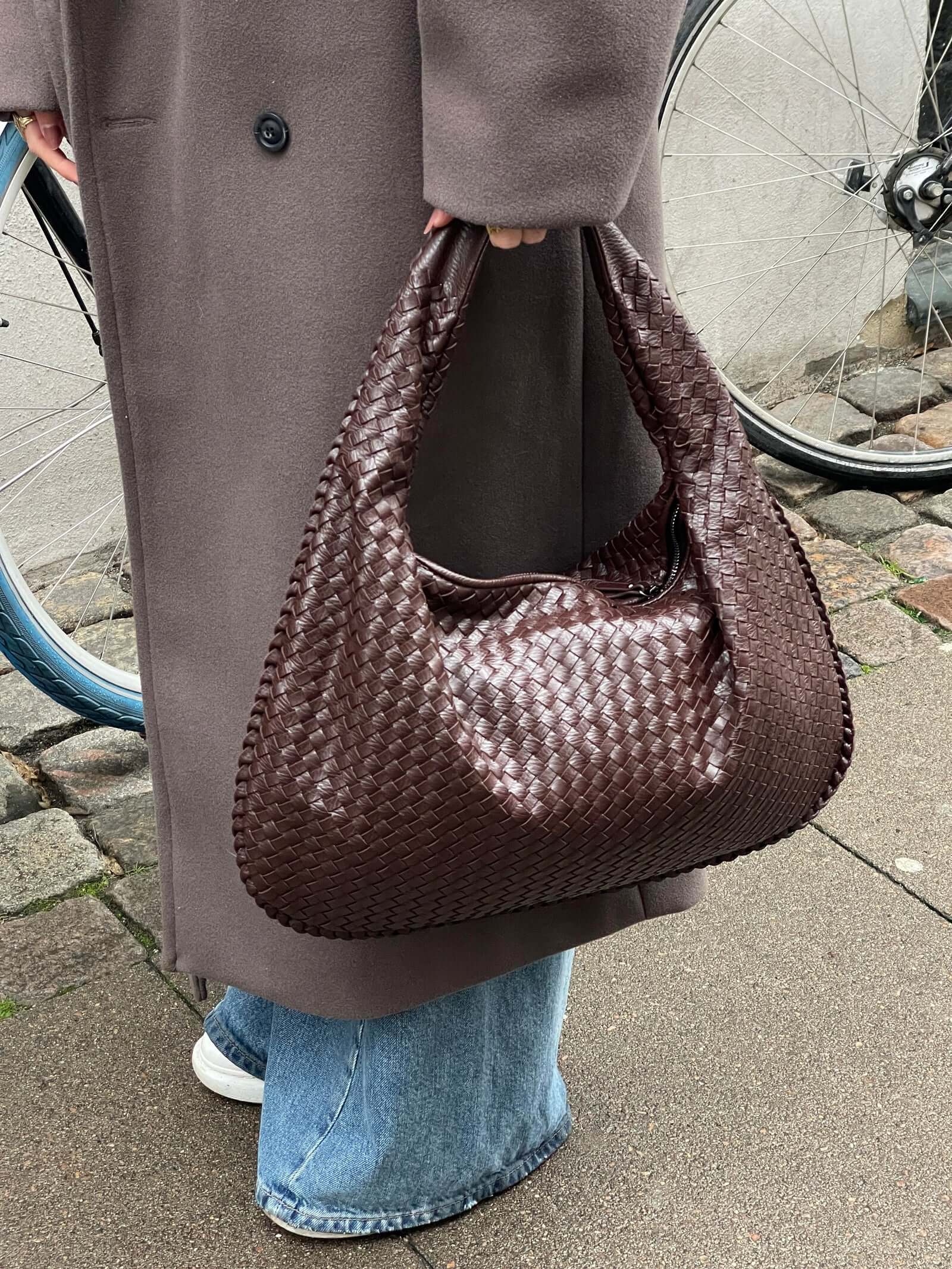 Curlew | Woven Large Shoulder Bag Black | FormaLuxe