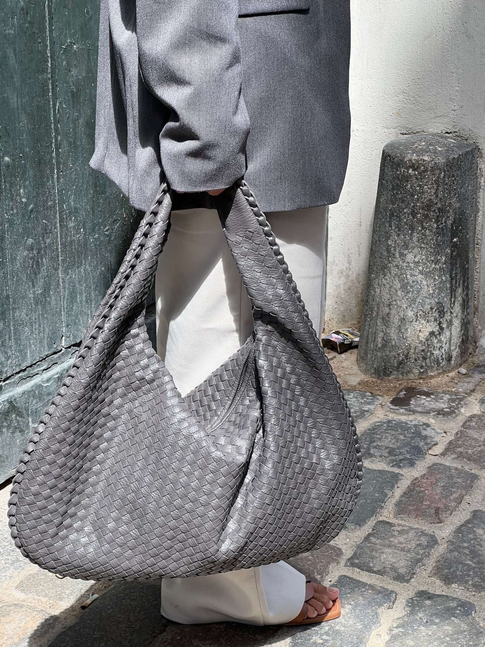 Curlew | Woven Large Shoulder Bag Black | FormaLuxe
