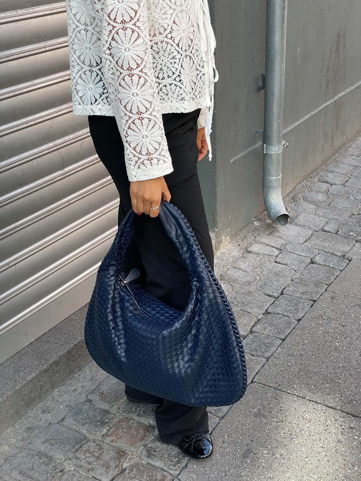 Curlew | Woven Large Shoulder Bag Black | FormaLuxe