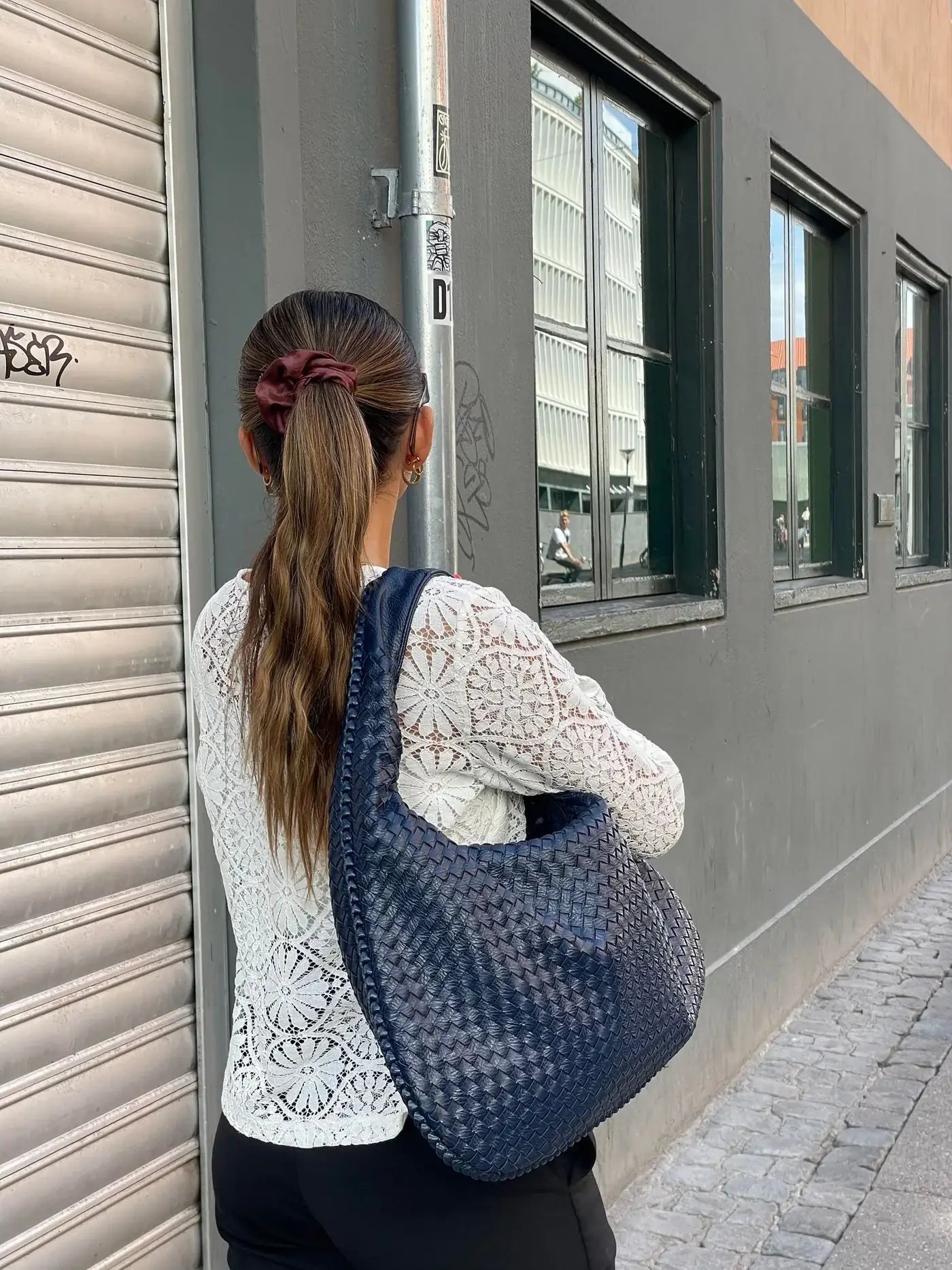 Curlew | Woven Large Shoulder Bag Black | FormaLuxe