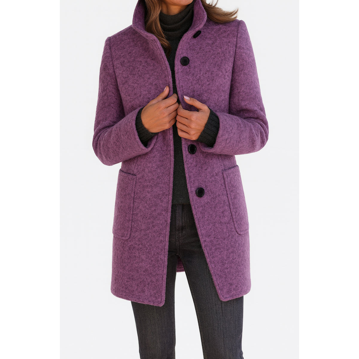 Amalia Wintermantel in Violett, von vorn mit aufgestelltem Kragen und seitlichen Taschen.