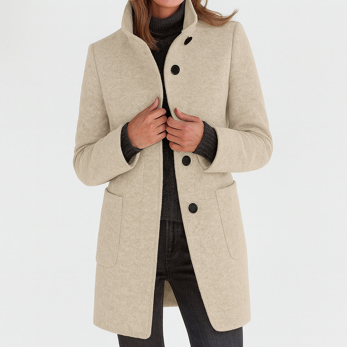 Amalia Wintermantel in Beige, Vorderansicht mit aufgestelltem Kragen und dunklen Knöpfen.