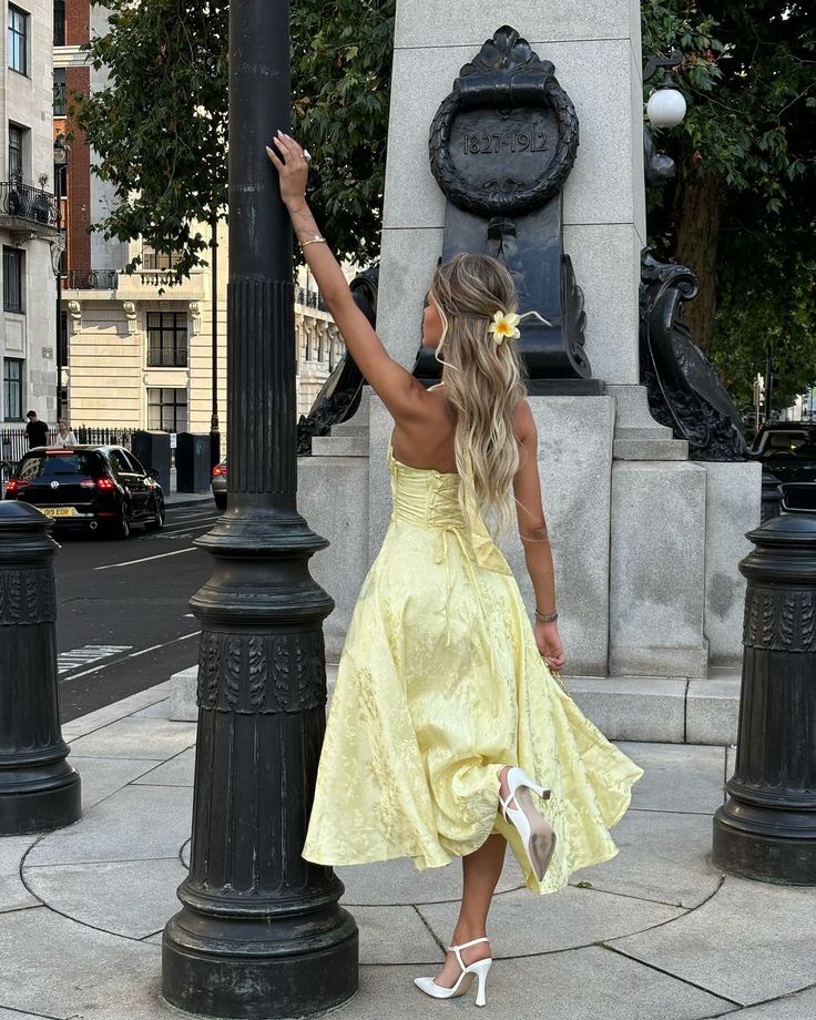 Esmeralda | Ärmelloses Midikleid mit Trägern Yellow | FormaLuxe