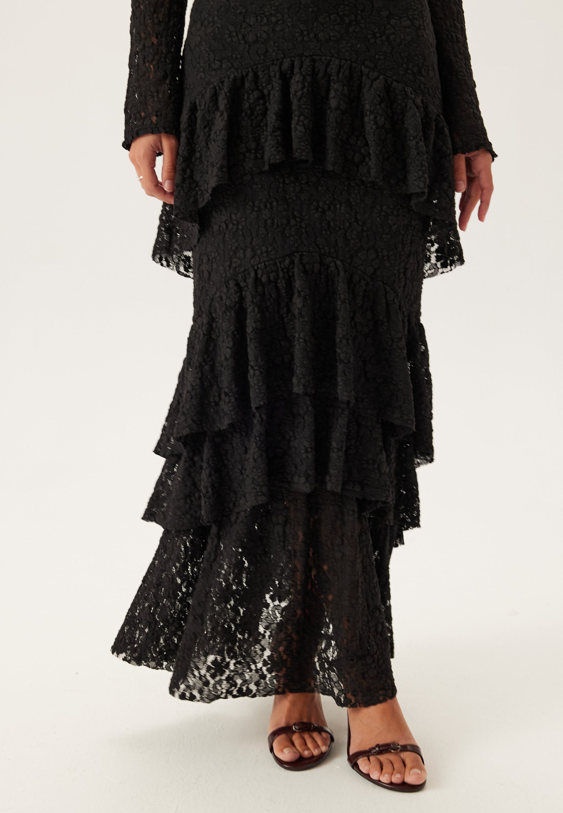 Maxikleid mit Rüschen und Spitzenbesatz und langen Ärmeln – Clothes | FormaLuxe