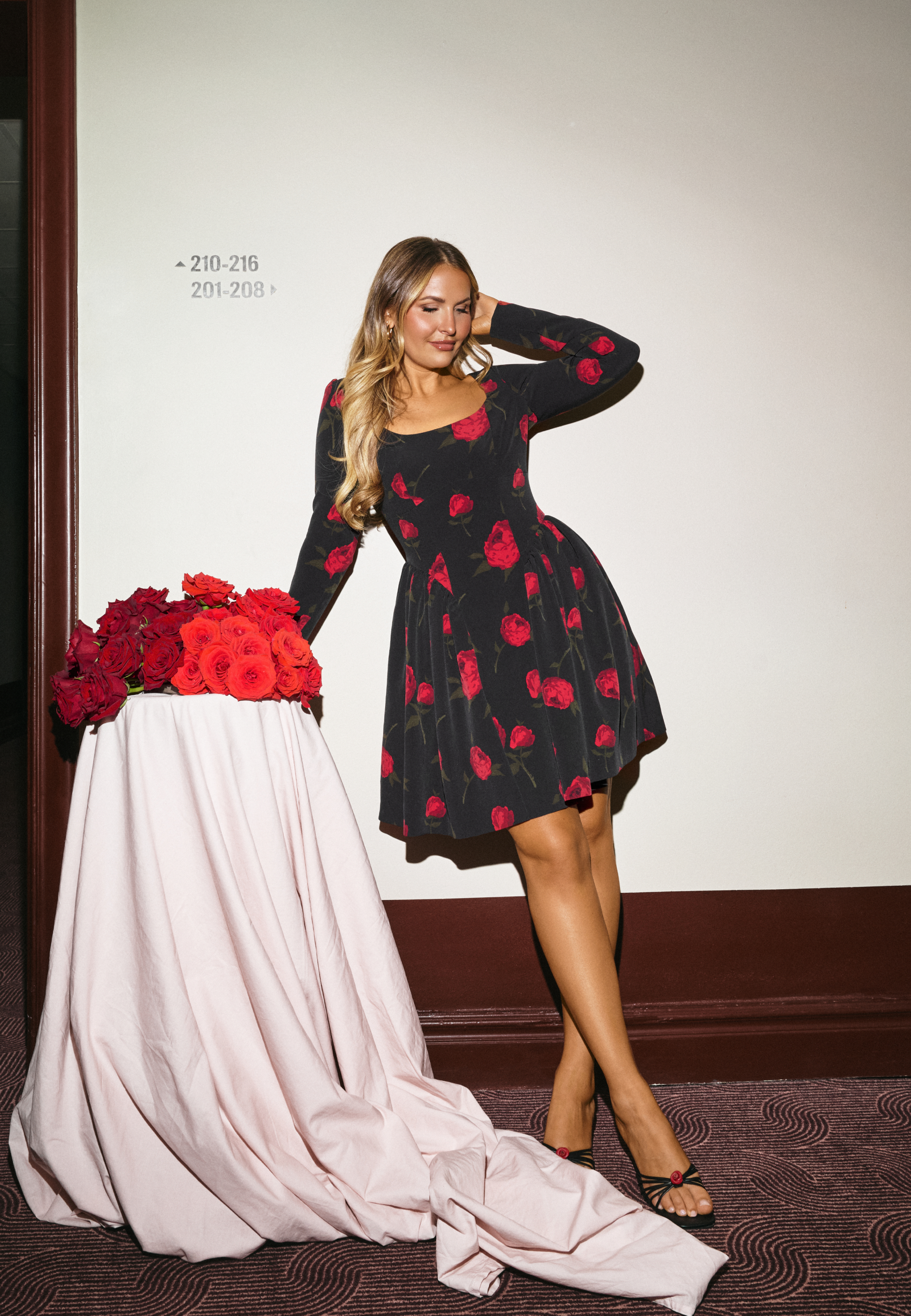 Voluminöser Rock, langärmeliges Minikleid – Clothes | FormaLuxe