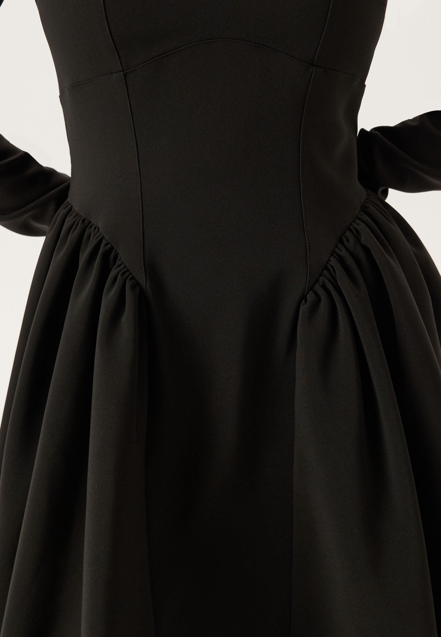 Voluminöser Rock, langärmeliges Minikleid – Clothes | FormaLuxe