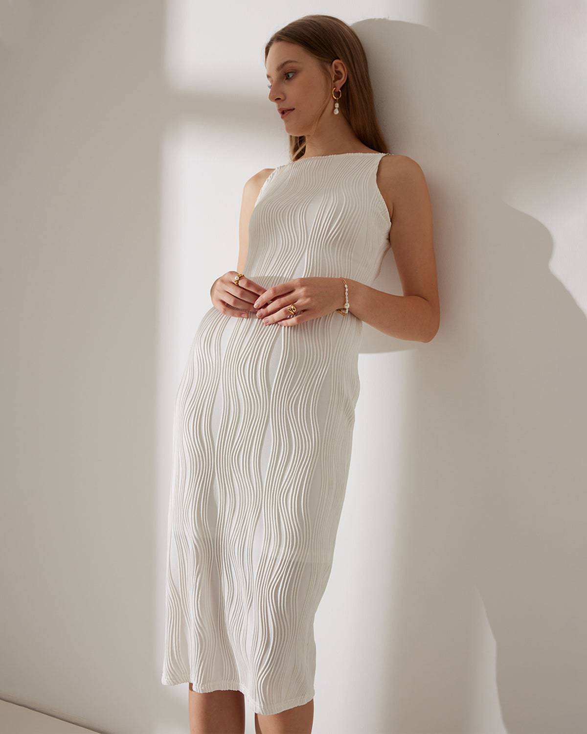 Perla – weißes Midikleid mit Wellenstruktur und Perlenträgern