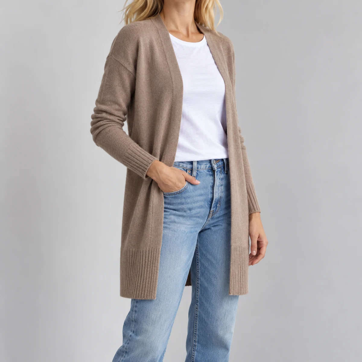 Offener Cardigan in Driftwood – Kombination mit Jeans