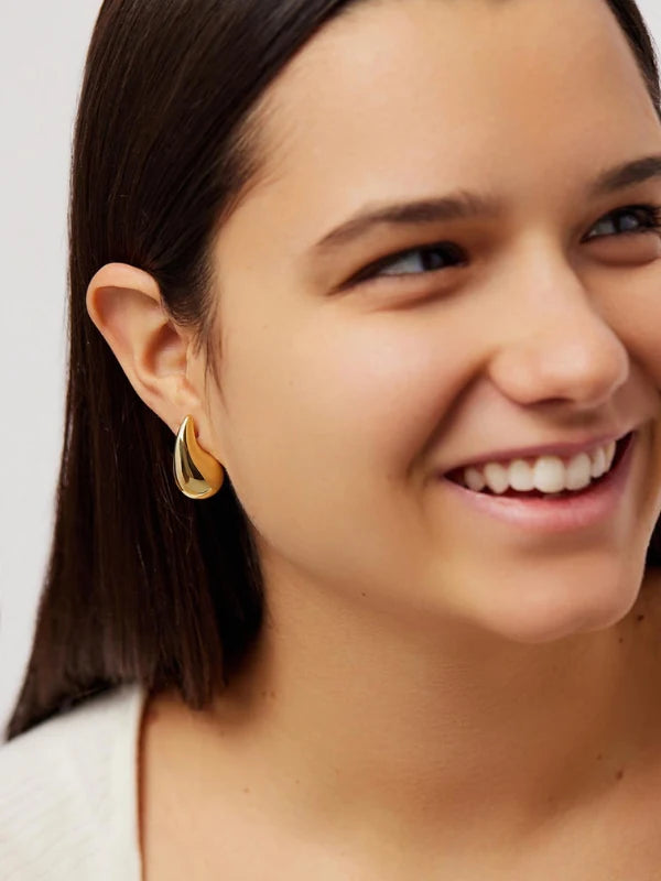 Tropfen-Ohrringe Damen in Goldoptik am Model getragen – Golden Drop | FormaLuxe