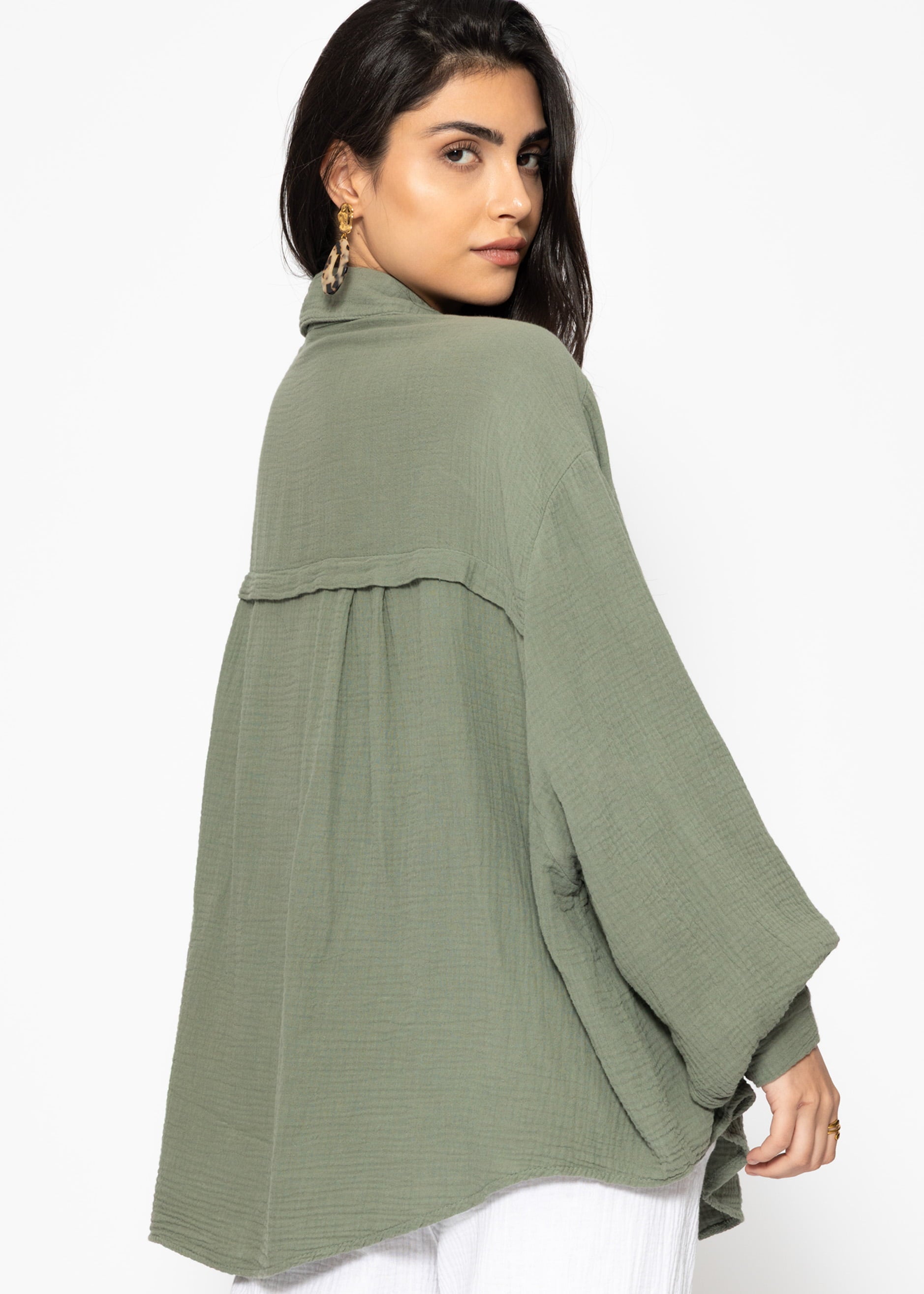 Musselin Bluse oversize, kurz, khaki – Bekleidung > Blusen > Musselin > Oversize | FormaLuxe