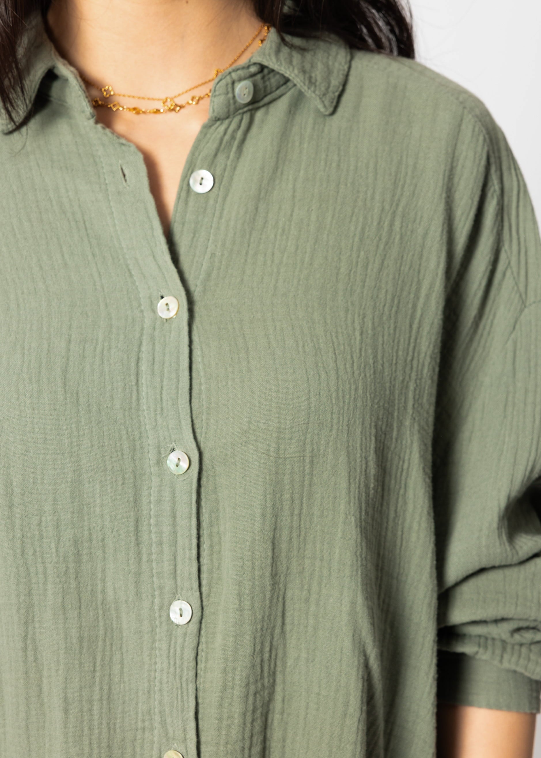 Musselin Bluse oversize, kurz, khaki – Bekleidung > Blusen > Musselin > Oversize | FormaLuxe