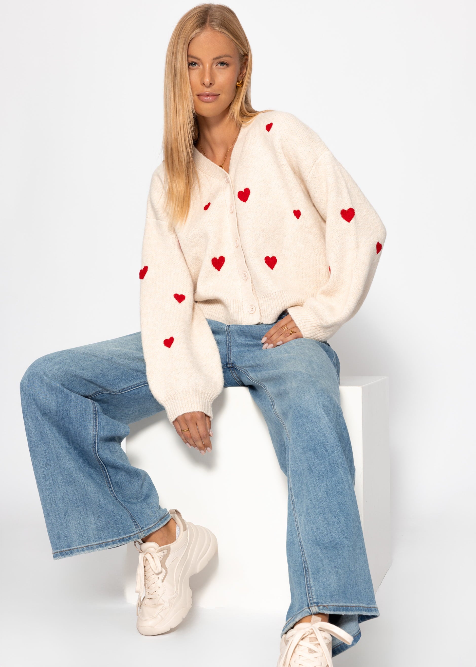 Cardigan mit roten Herzen - offwhite – Bekleidung > Cardigans | FormaLuxe