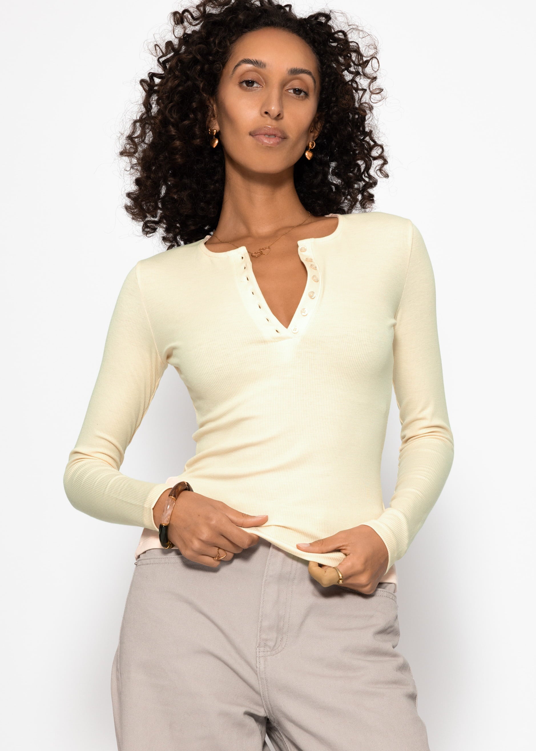 Geripptes Langarmshirt mit Knopfleiste - buttergelb – Bekleidung > Langarmshirts | FormaLuxe