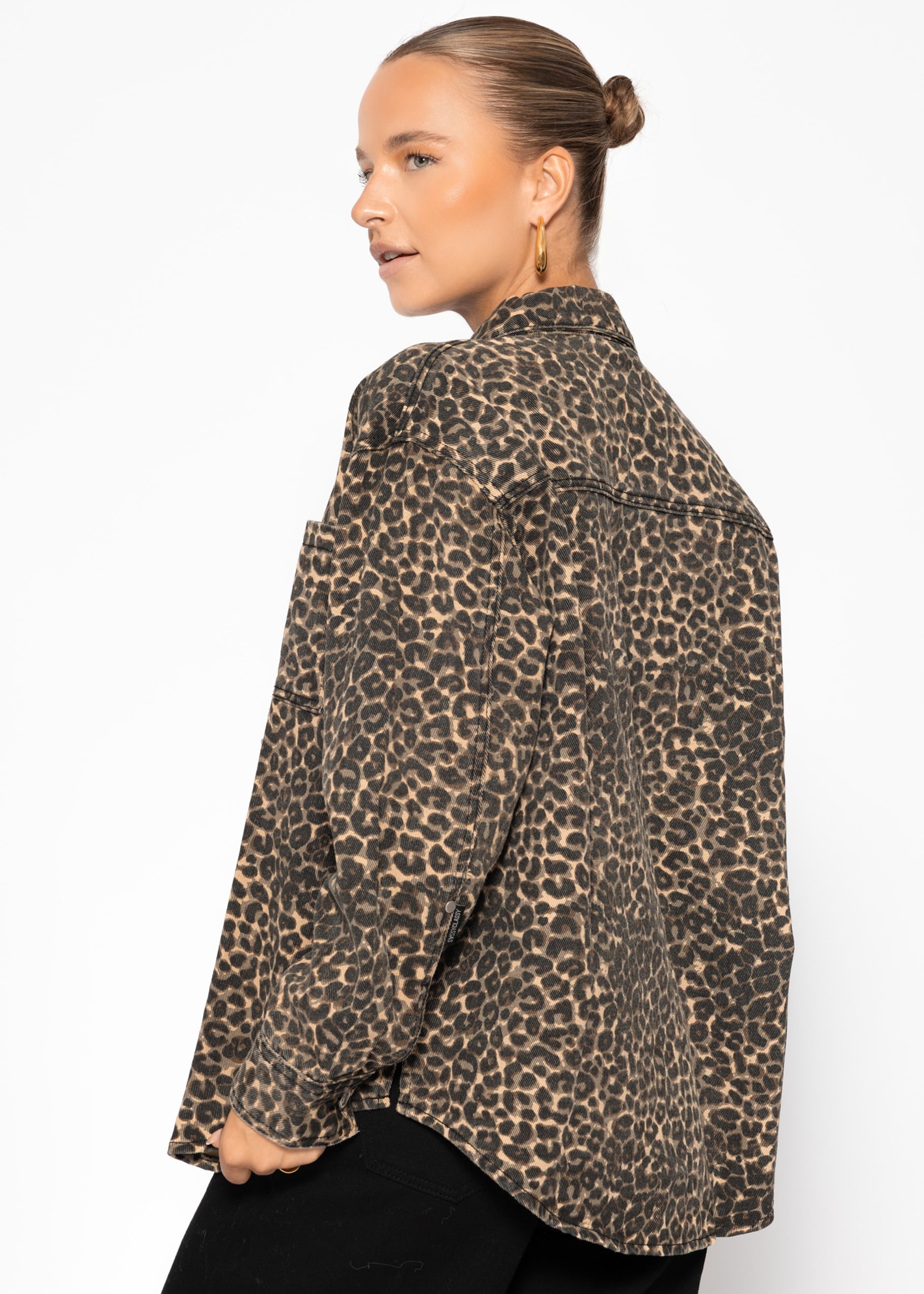Hemdjacke aus Jeans mit Leo-Print - beige – Bekleidung > Blusen | FormaLuxe