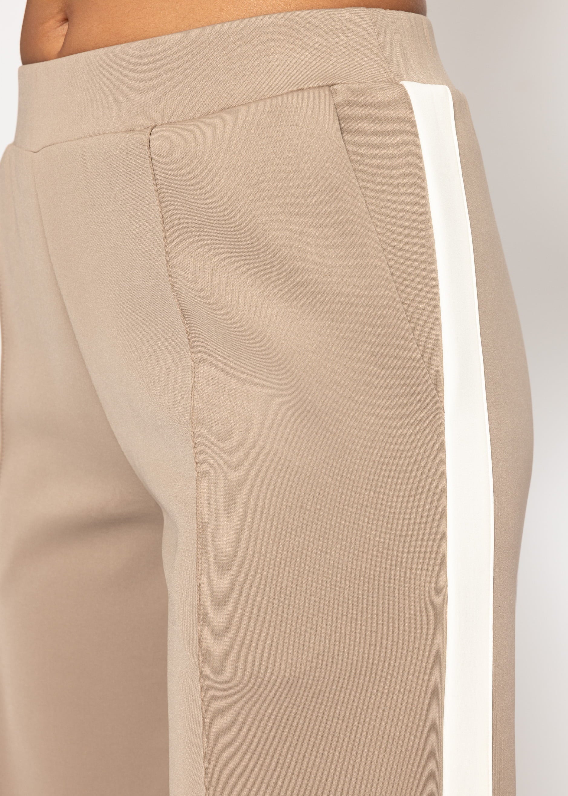 Casual Hose mit weißen Seitenstreifen - taupe – Bekleidung > Hosen | FormaLuxe