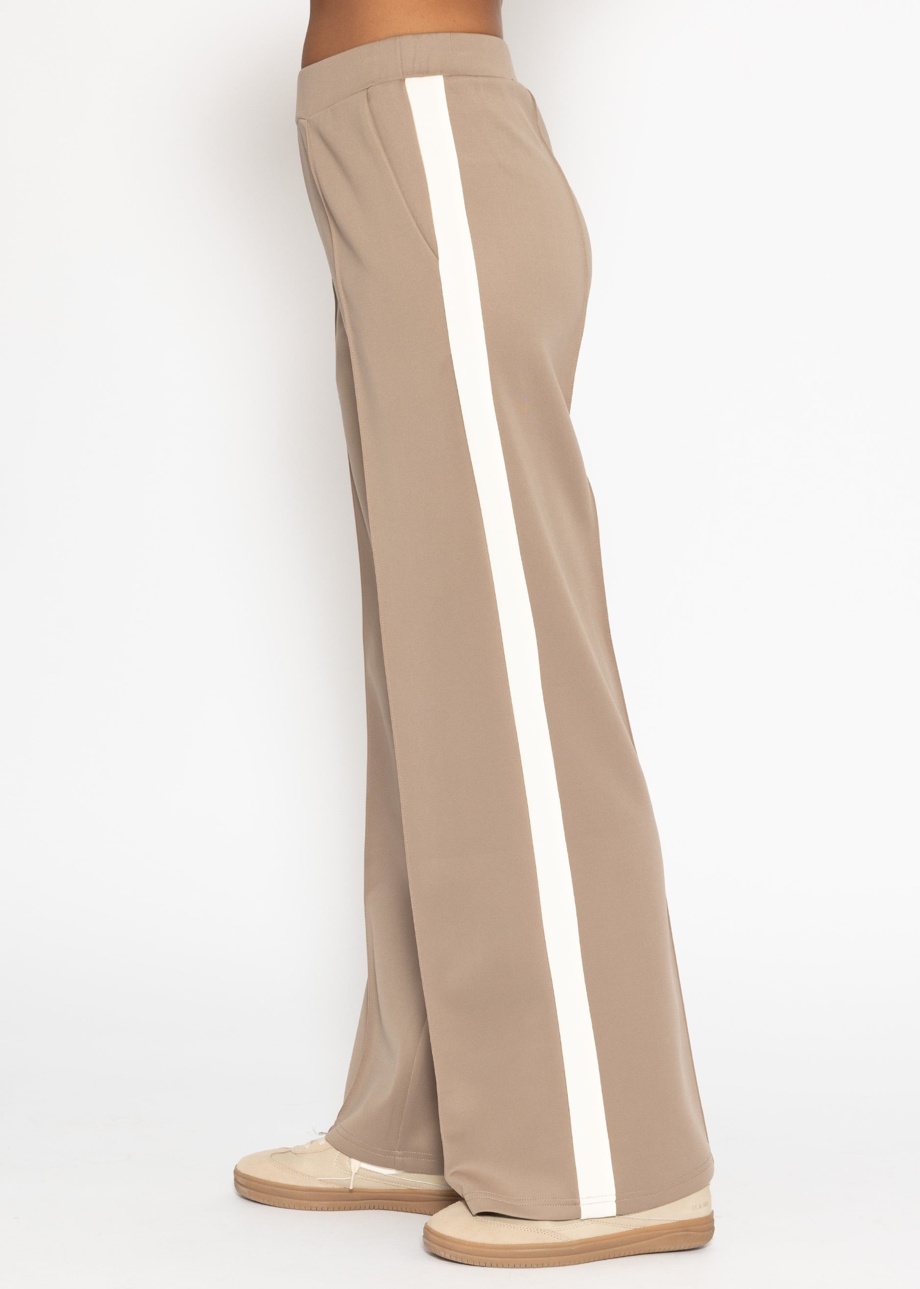 Casual Hose mit weißen Seitenstreifen - taupe – Bekleidung > Hosen | FormaLuxe