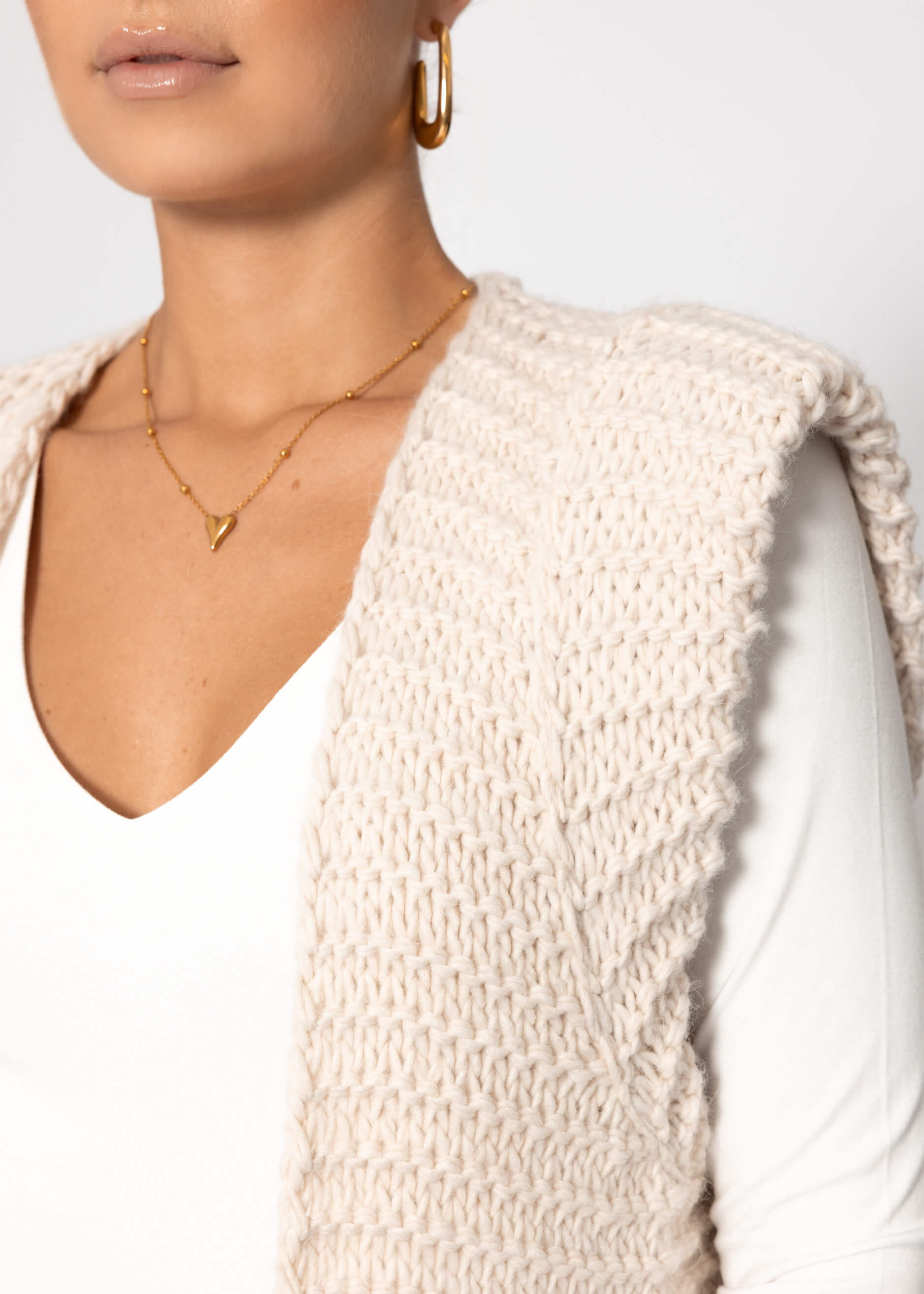 Lange ärmellose Strickweste mit strukturierten Schultern - offwhite – Bekleidung > Westen | FormaLuxe
