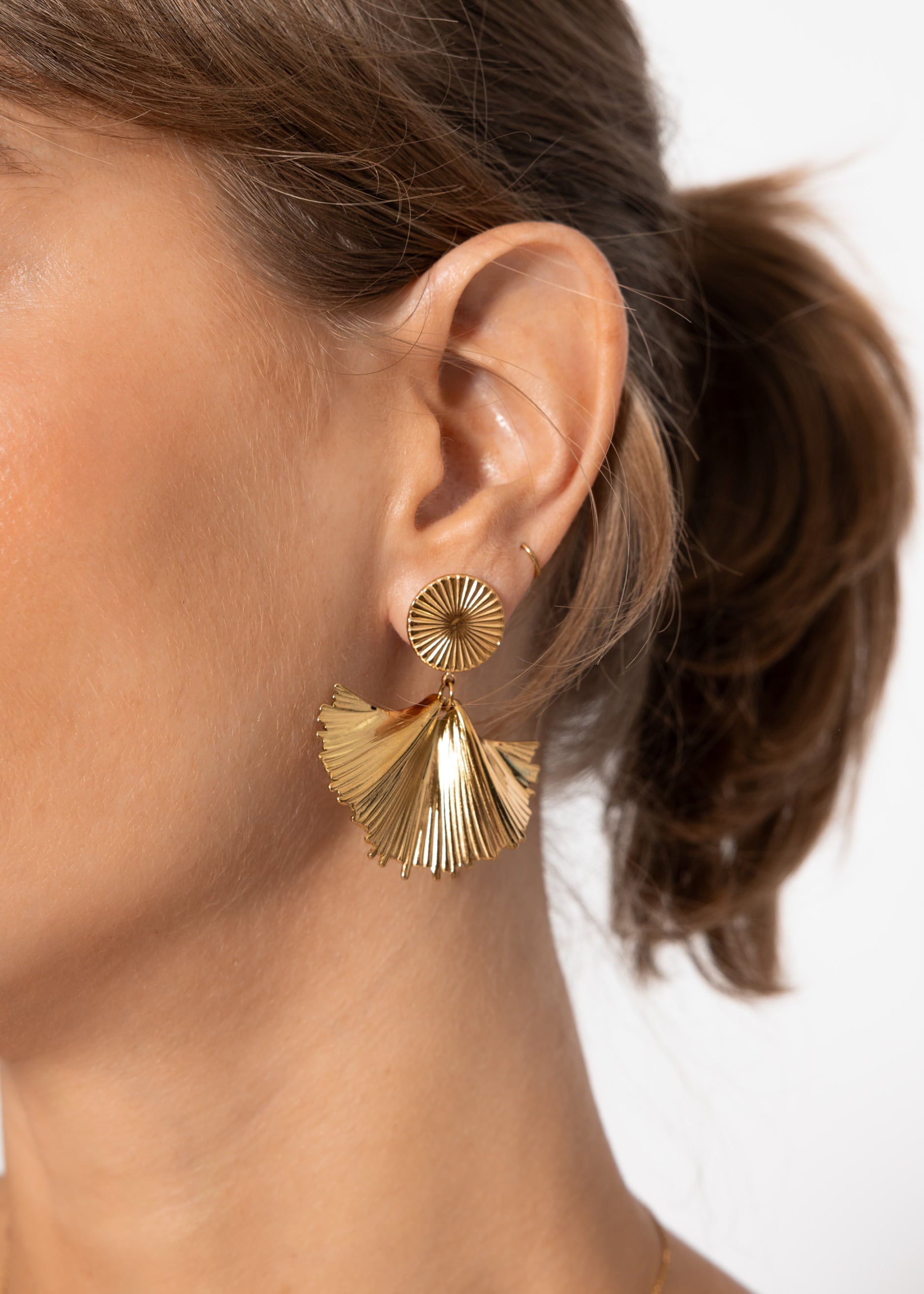 Ohrstecker mit Anhänger - gold – Schmuck > Ohrringe | FormaLuxe