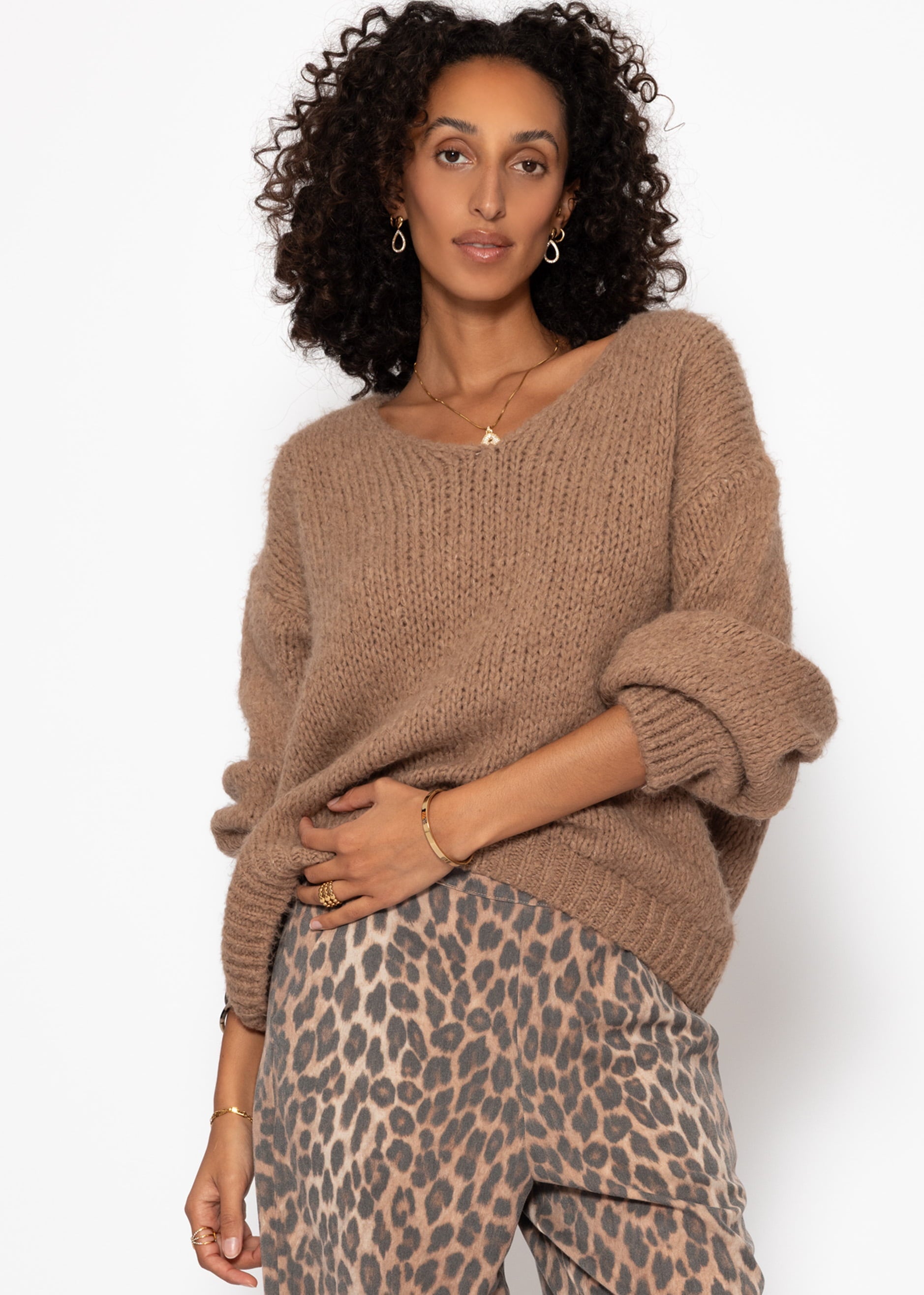 Oversize Pullover mit V-Ausschnitt - hellbraun – Bekleidung > Pullover | FormaLuxe