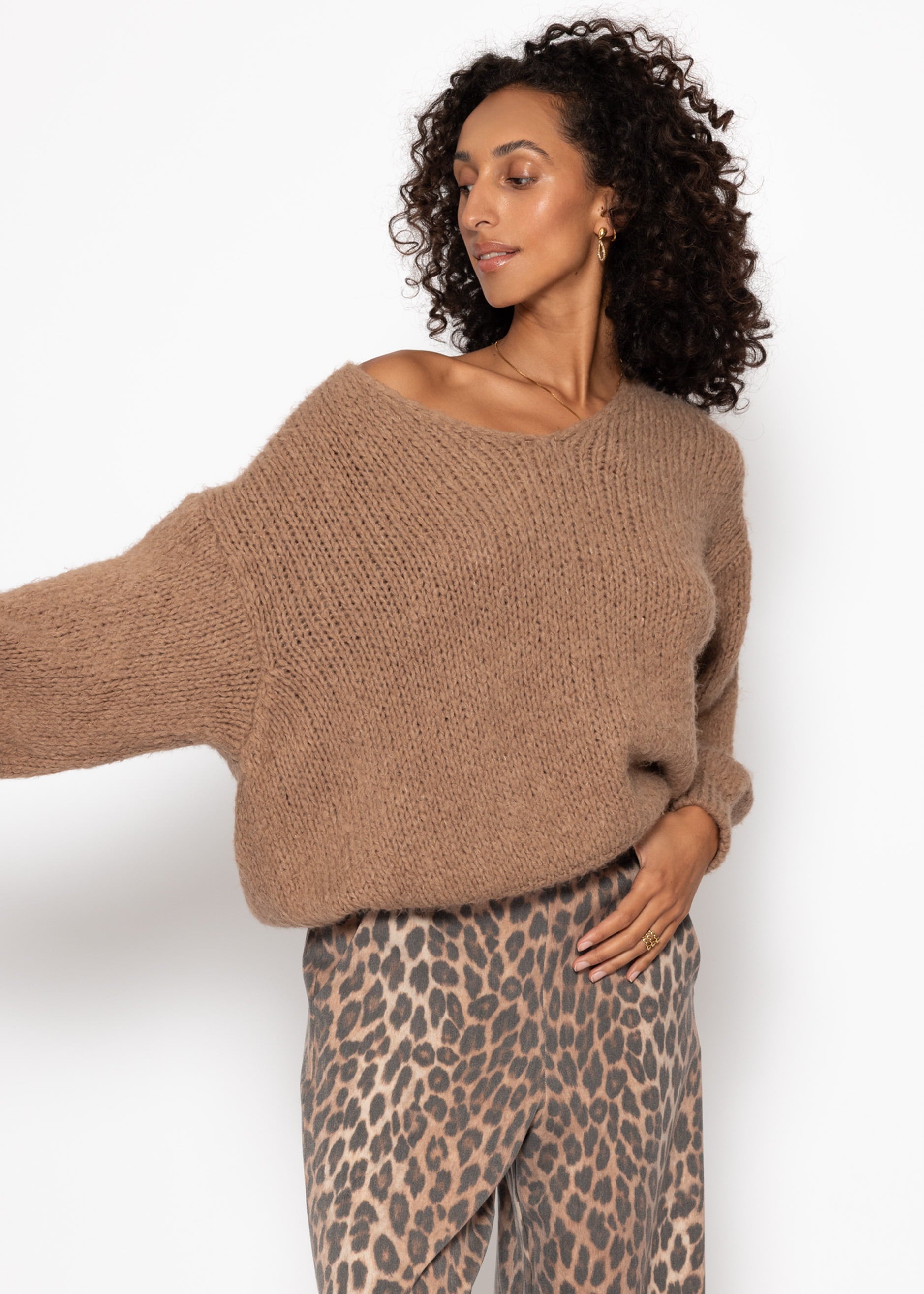 Oversize Pullover mit V-Ausschnitt - hellbraun – Bekleidung > Pullover | FormaLuxe