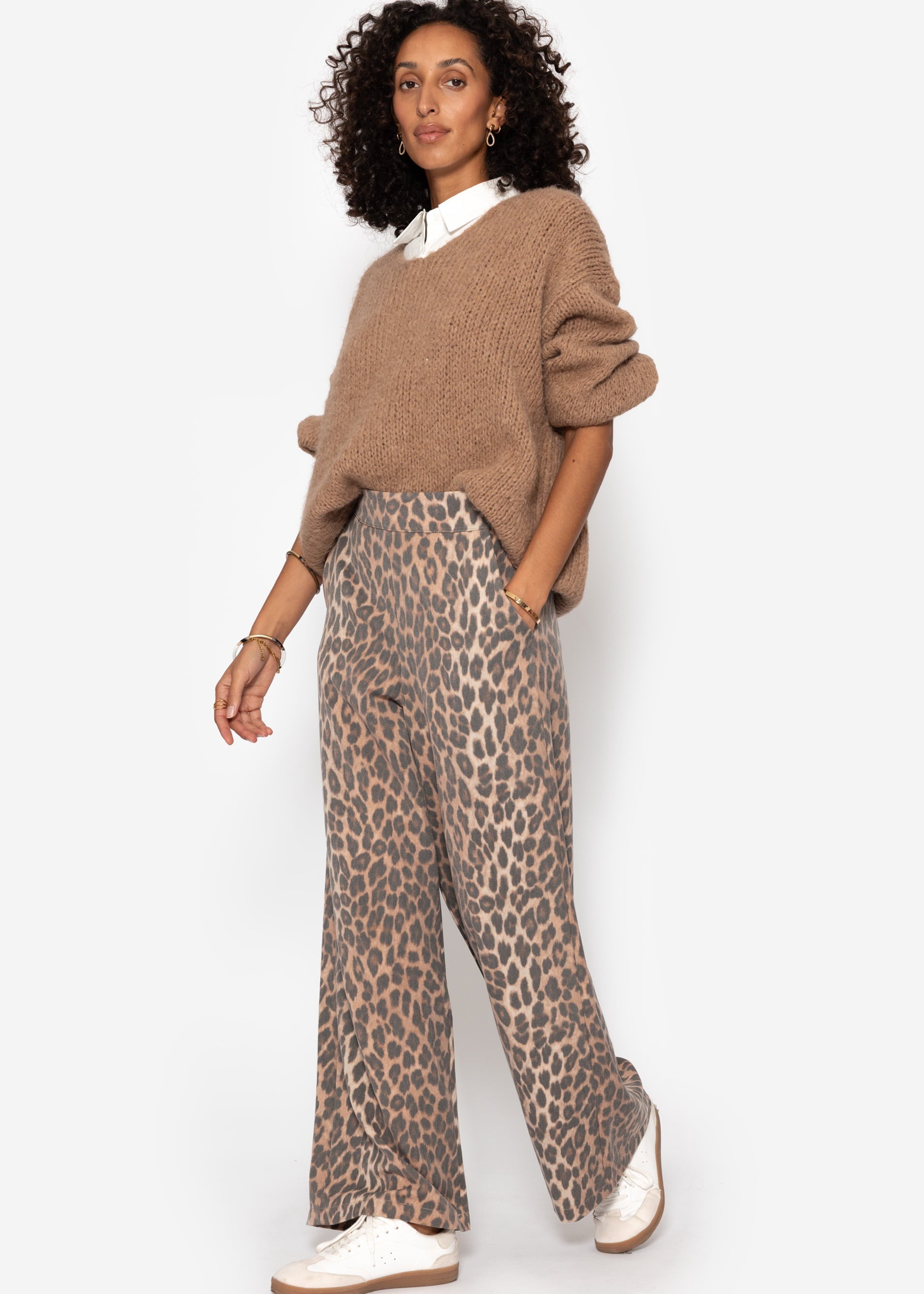 Oversize Pullover mit V-Ausschnitt - hellbraun – Bekleidung > Pullover | FormaLuxe