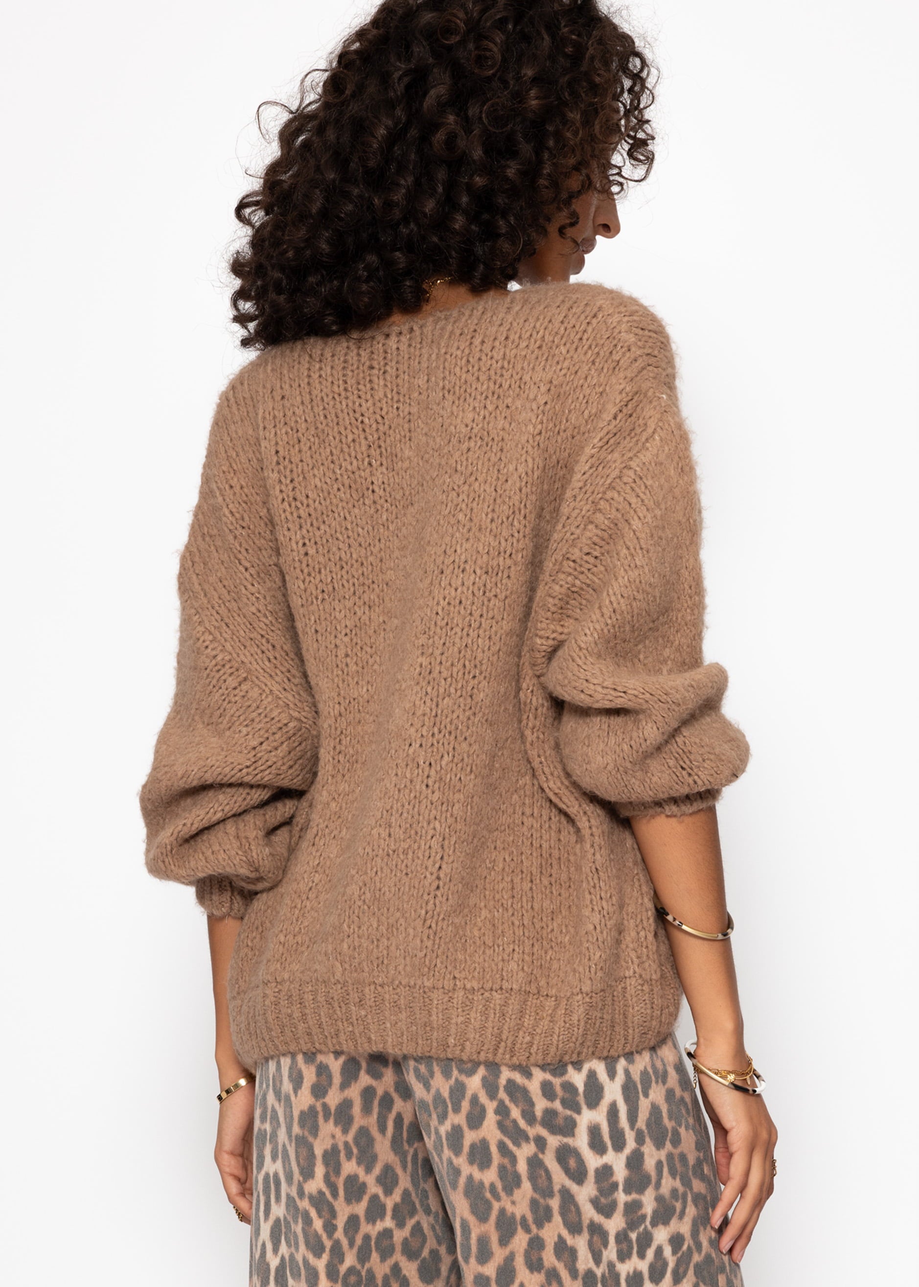 Oversize Pullover mit V-Ausschnitt - hellbraun – Bekleidung > Pullover | FormaLuxe