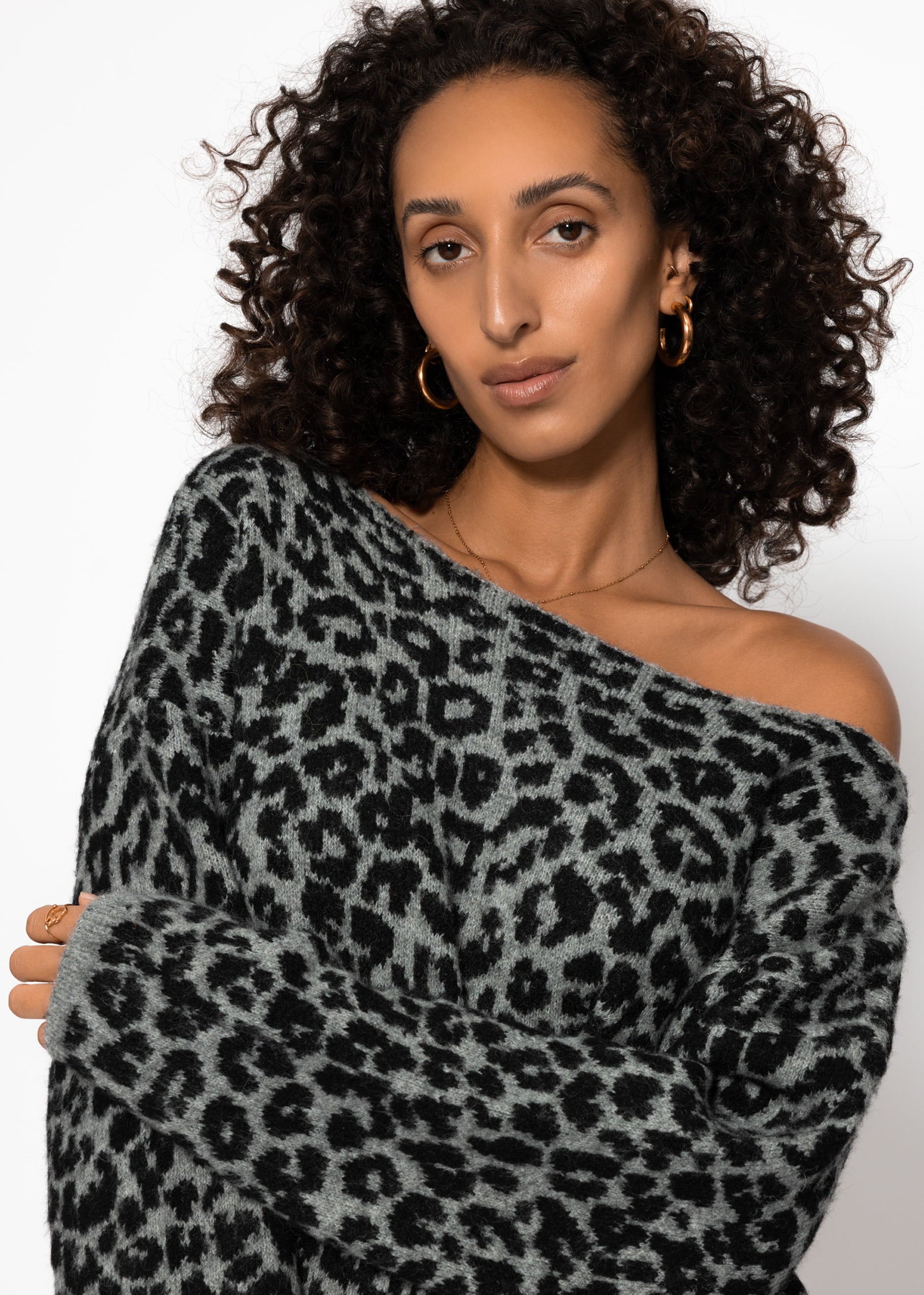 Pullover mit Leo-Muster - hellgrau – Bekleidung > Pullover | FormaLuxe