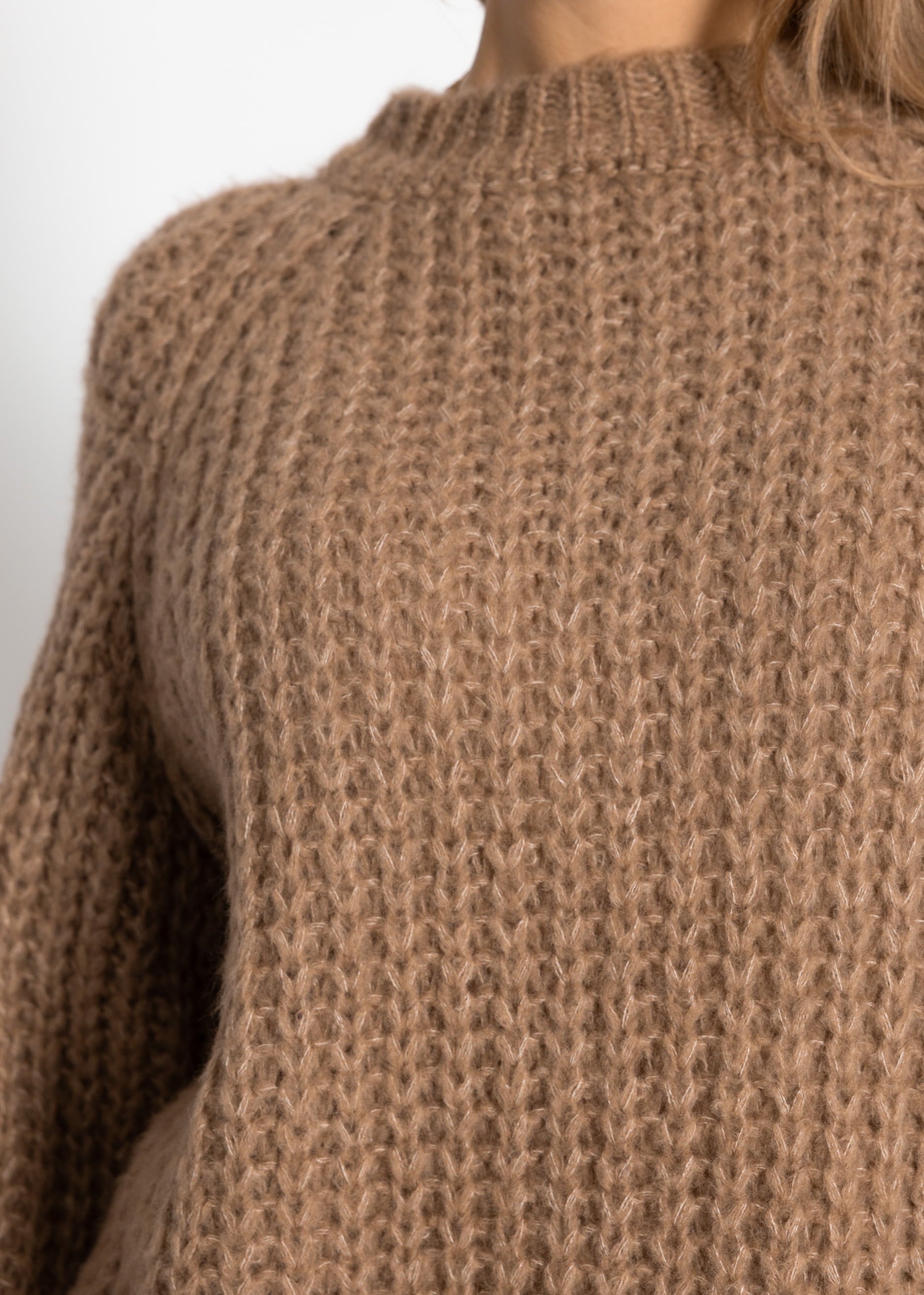 Grobstrickpullover mit Schleifendetail - braun – Bekleidung > Pullover | FormaLuxe