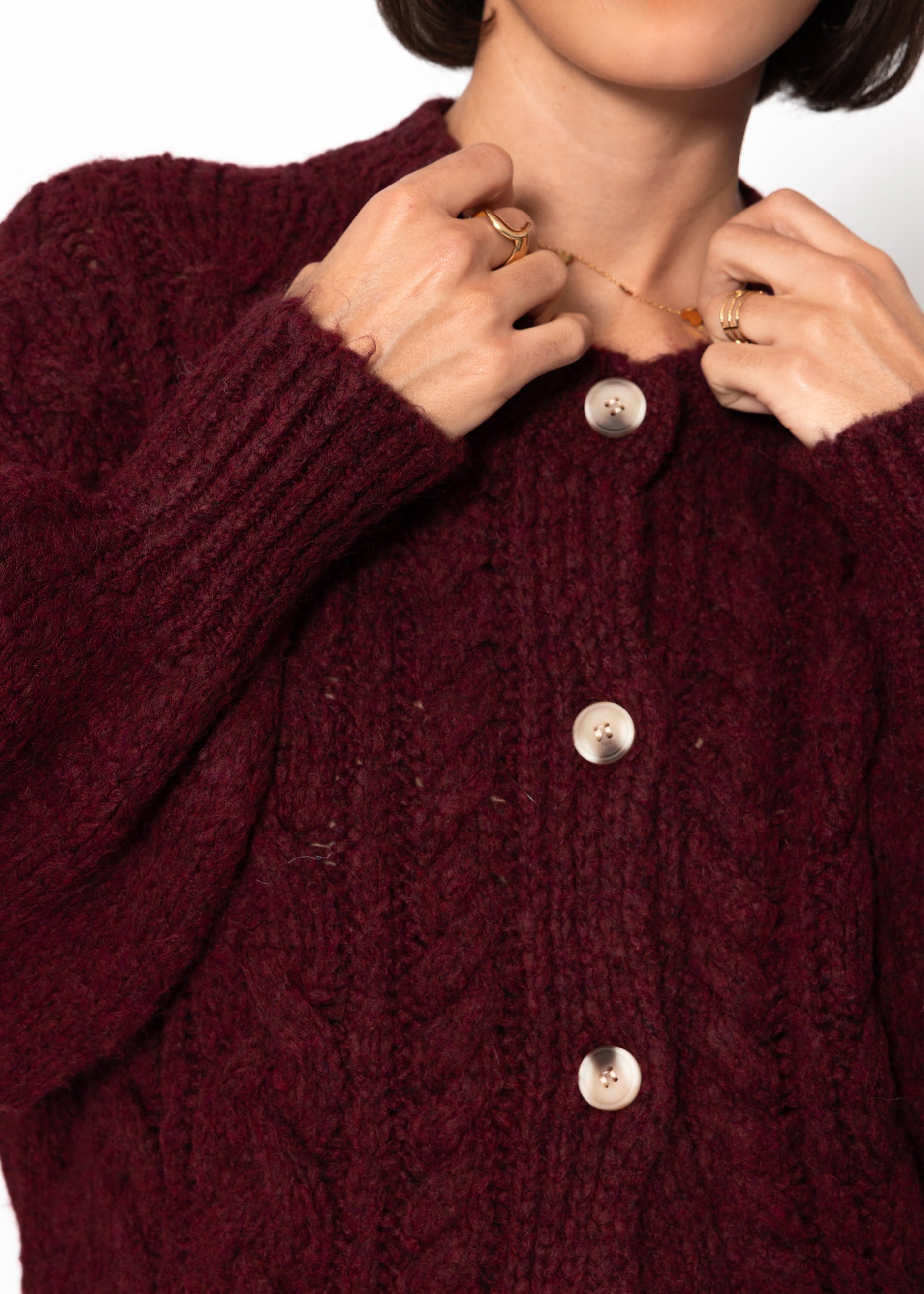 Super flauschige Strickjacke mit Zopfmuster - burgundy – Bekleidung > Cardigans | FormaLuxe
